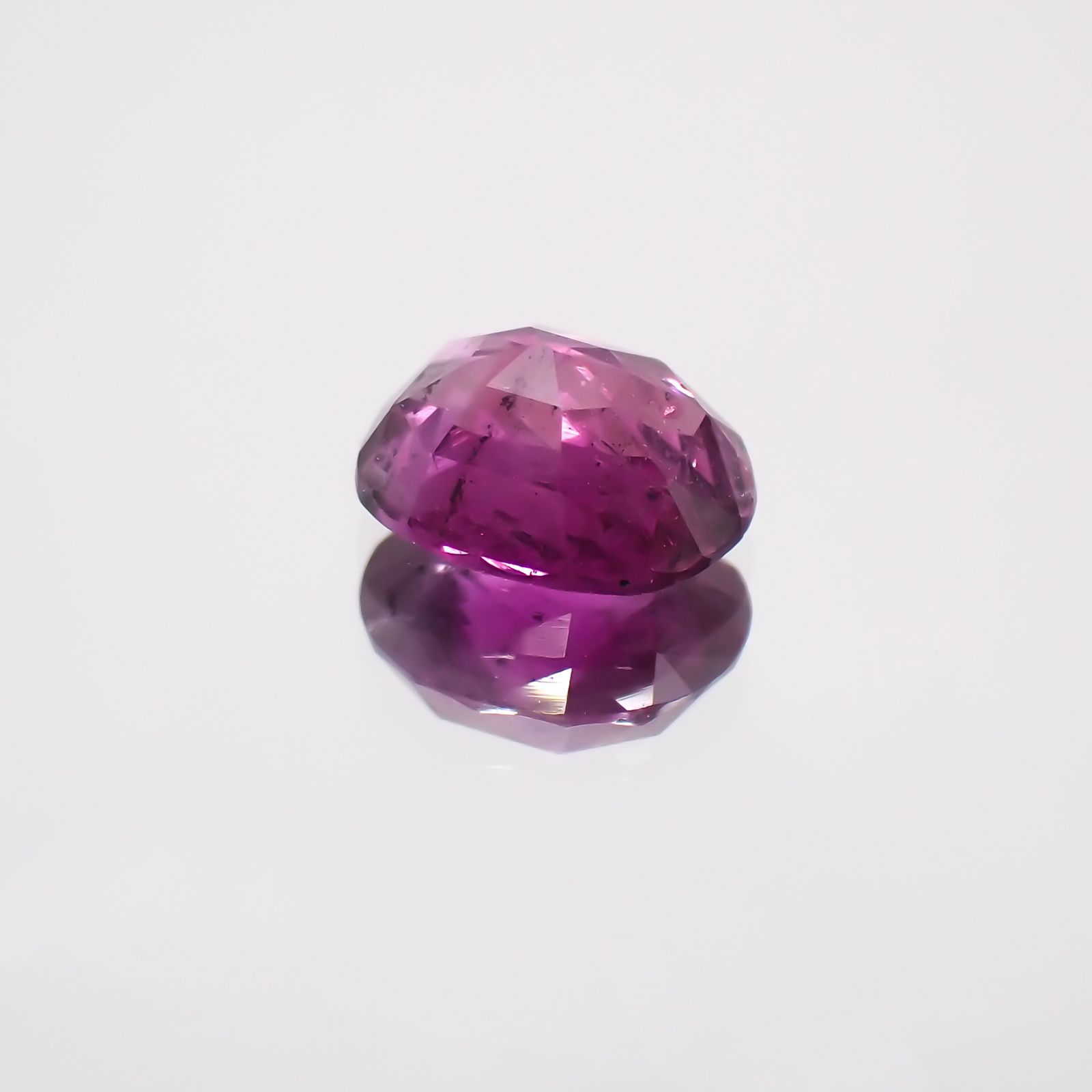 パープルサファイア(宝石名パープル・サファイア) カシミール地方産 0.883ct ソ付(彩珠)[210310229]6.1×5mm前後
