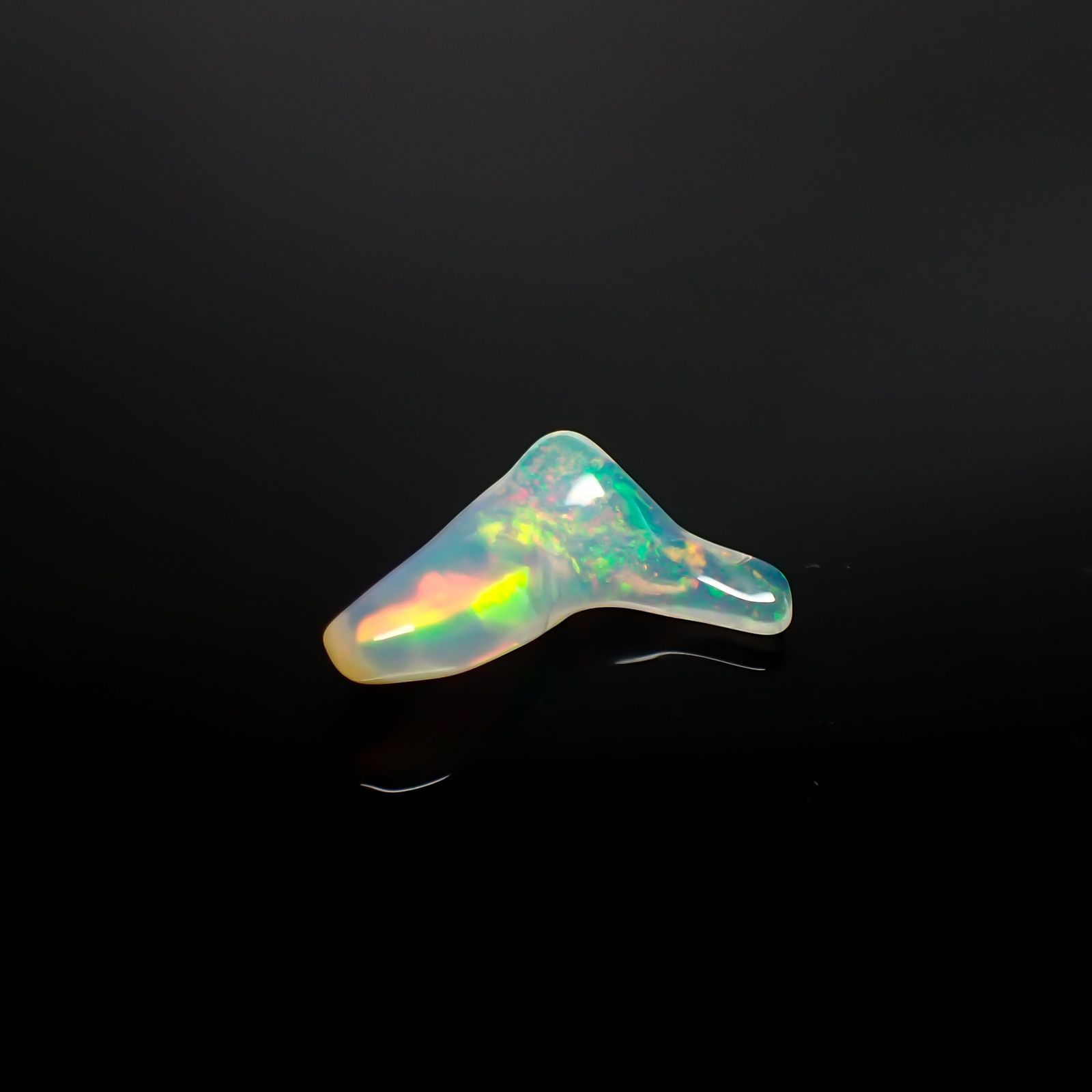 ◇バロック型◇エチオピアオパール(宝石名オパール) エチオピア産 識別済 2.39ct / 17.9x9.2mm前後 [260111399]