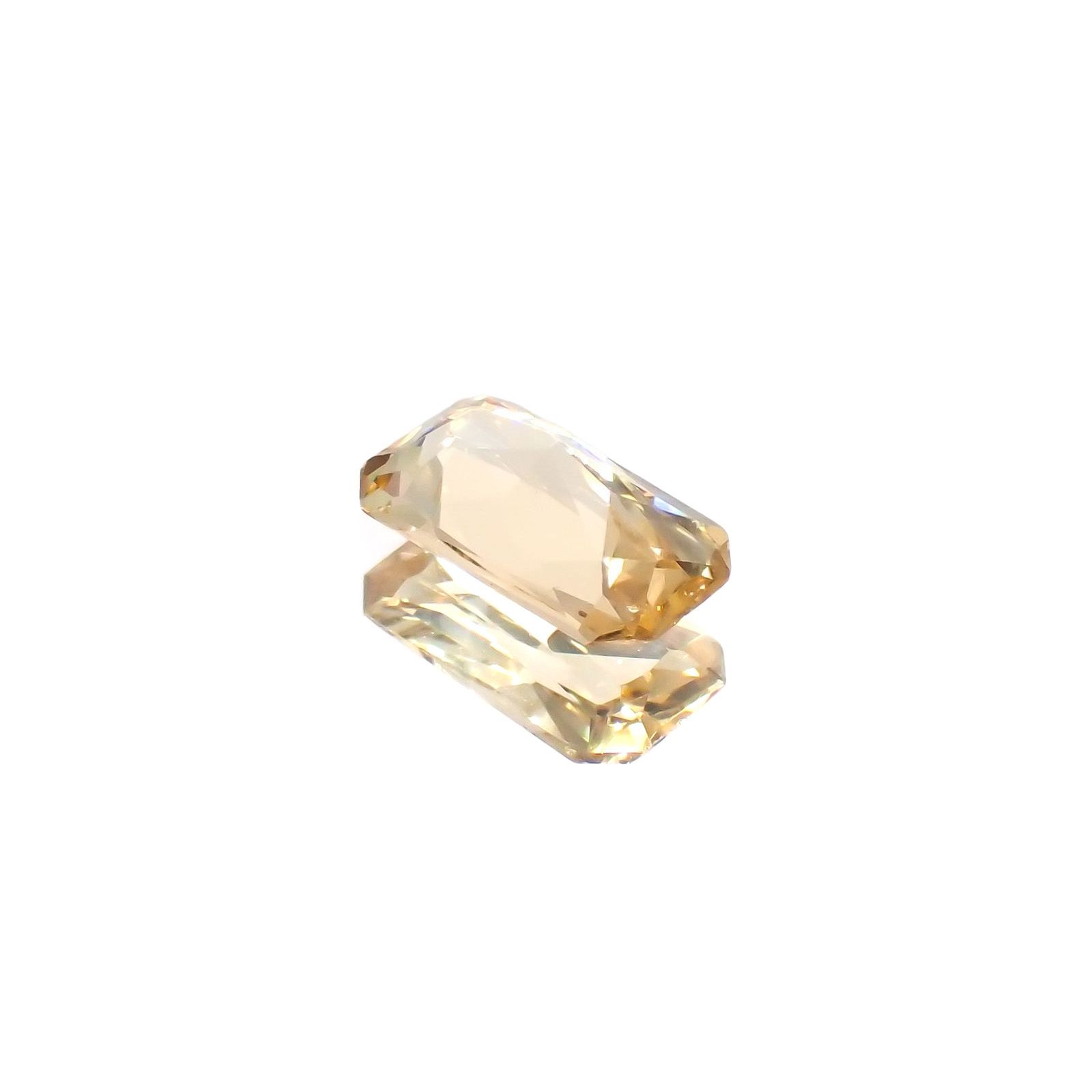 インペリアルトパーズ(宝石名トパーズ)ブラジル産 識別済 0.64ct / 7.6x4.2mm前後 [220114964]