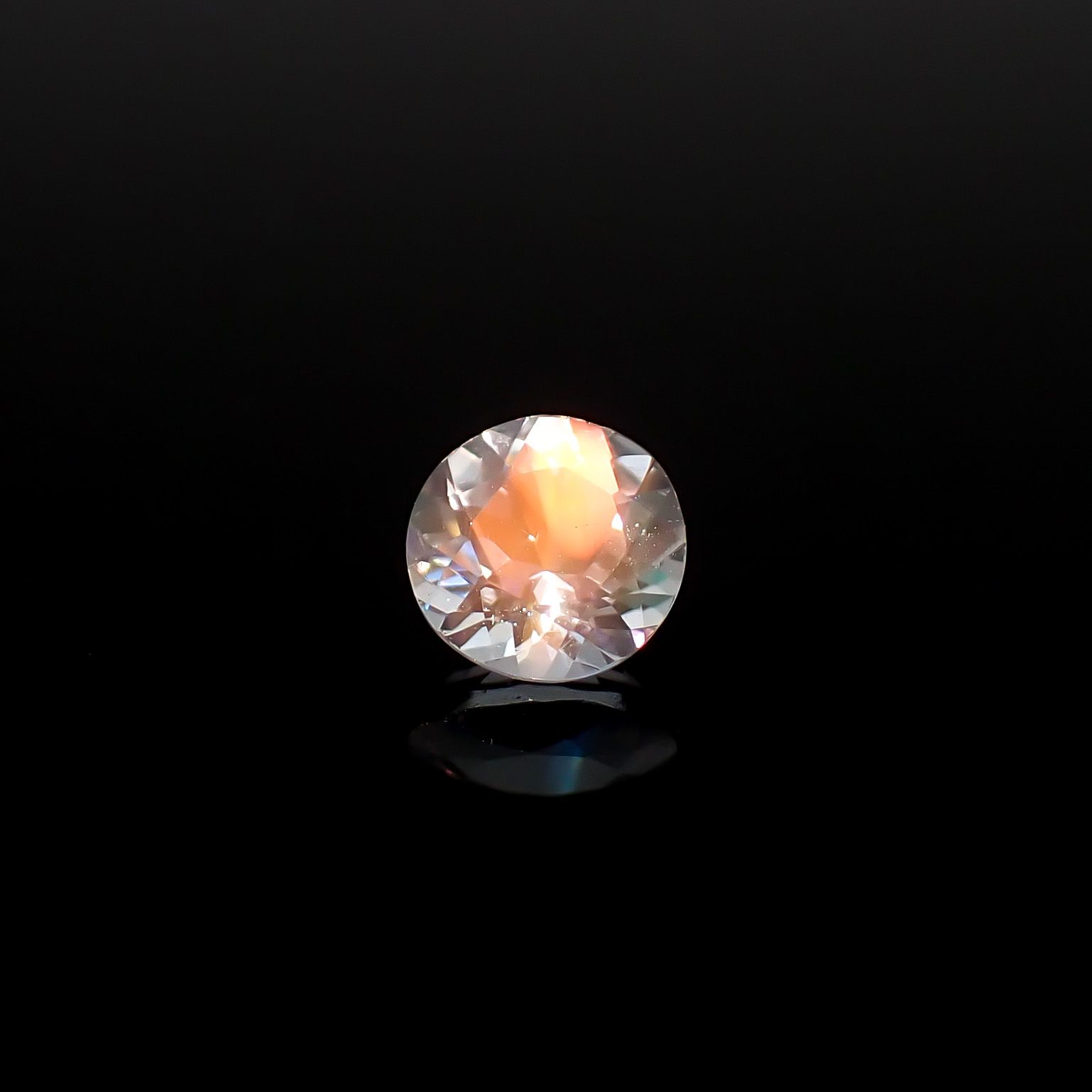 レインボームーンストーン マダガスカル産 0.74ct / 6.1x6.1mm前後 [260632386]