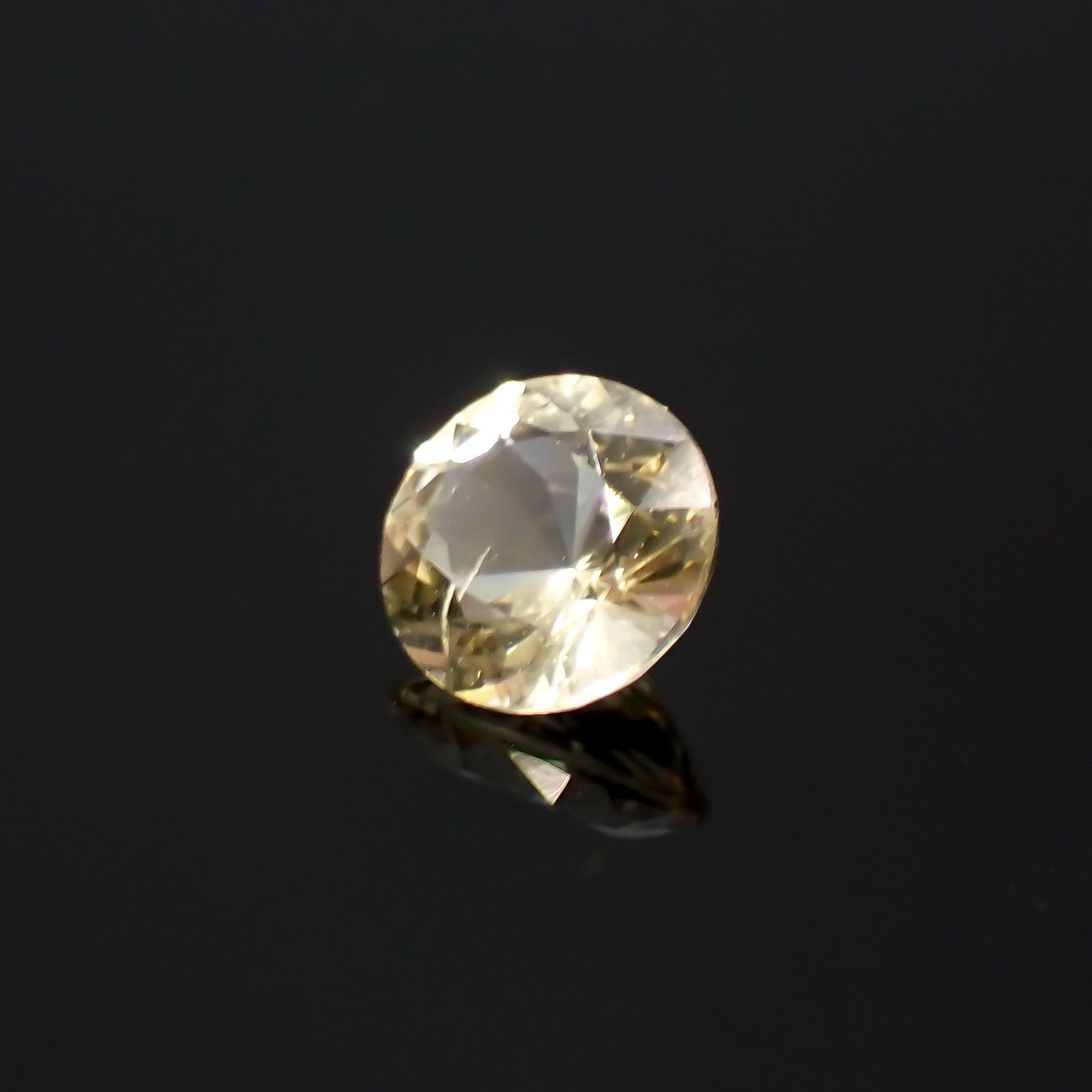 イエローダンビュライト(宝石名イエロー・ダンブライト)タンザニア産 0.25ct 識別済[220918007]4.1x4.1mm前後