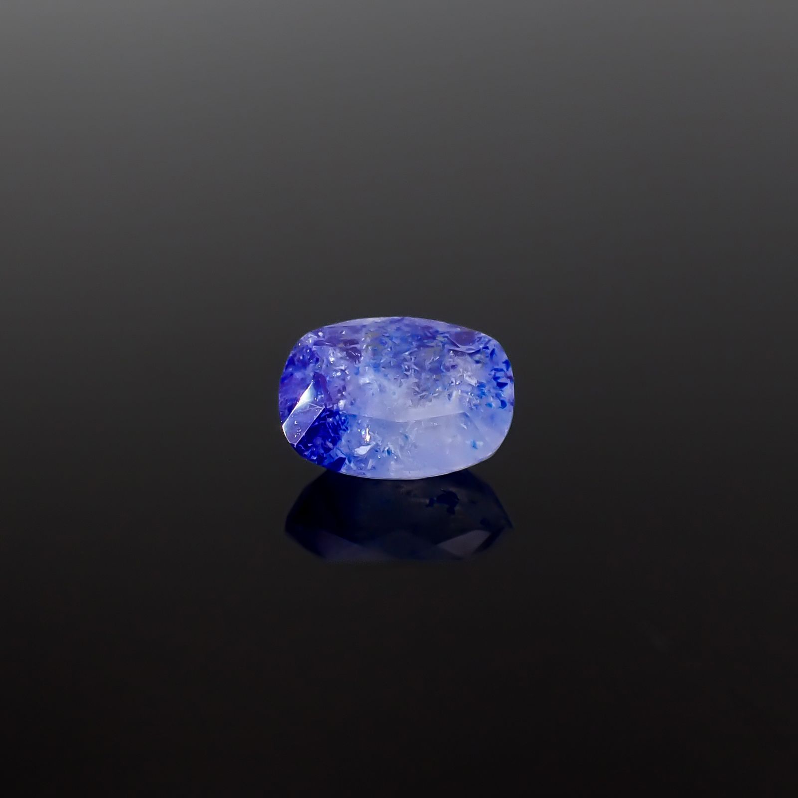 ラズライトインソーダライト フルオレッセンス アフガニスタン産 0.88ct / 7.3x5.4mm前後 [260432000]