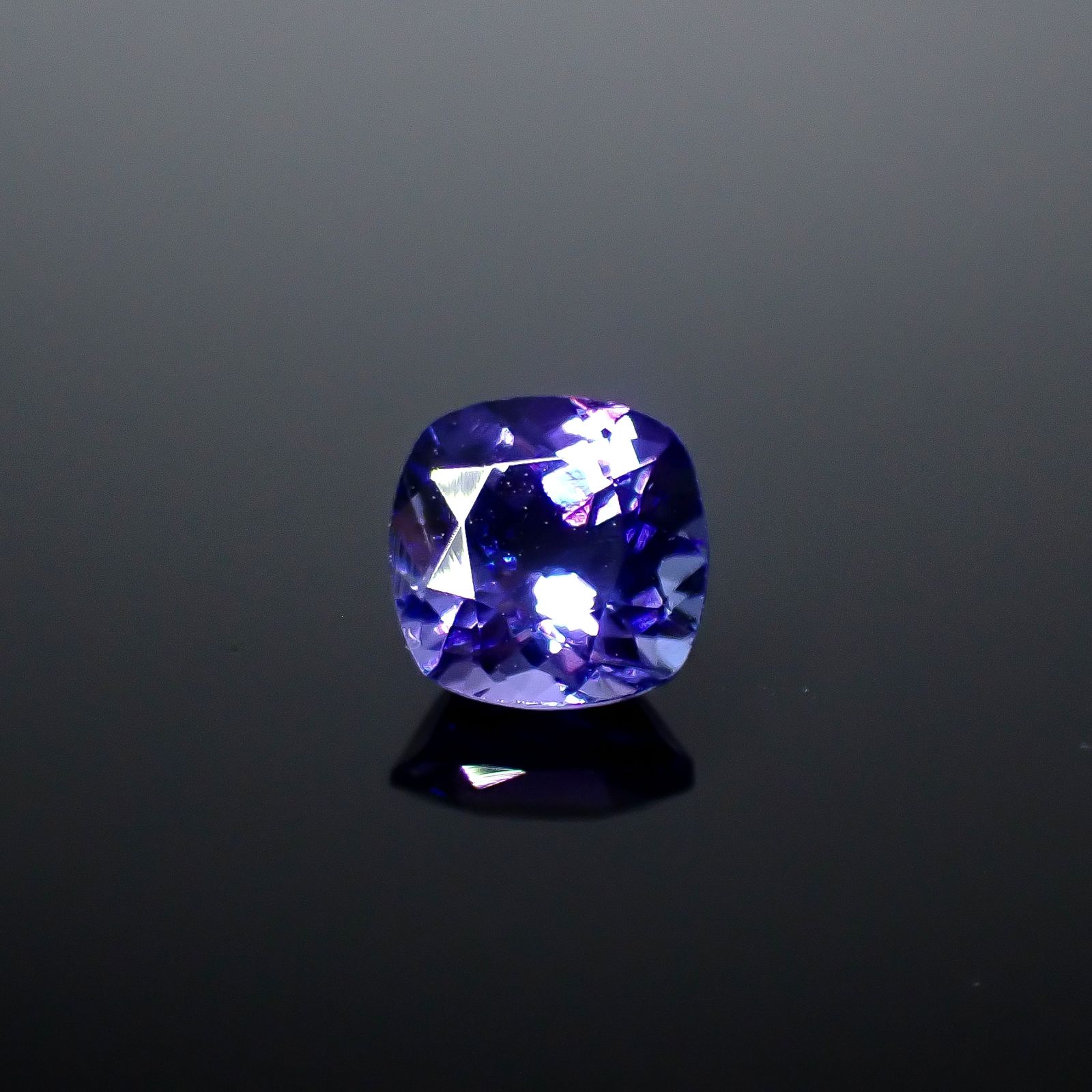 タンザナイト(宝石名タンザナイト)タンザニア産 識別済 1.66ct / 7x7mm前後 [251031242]
