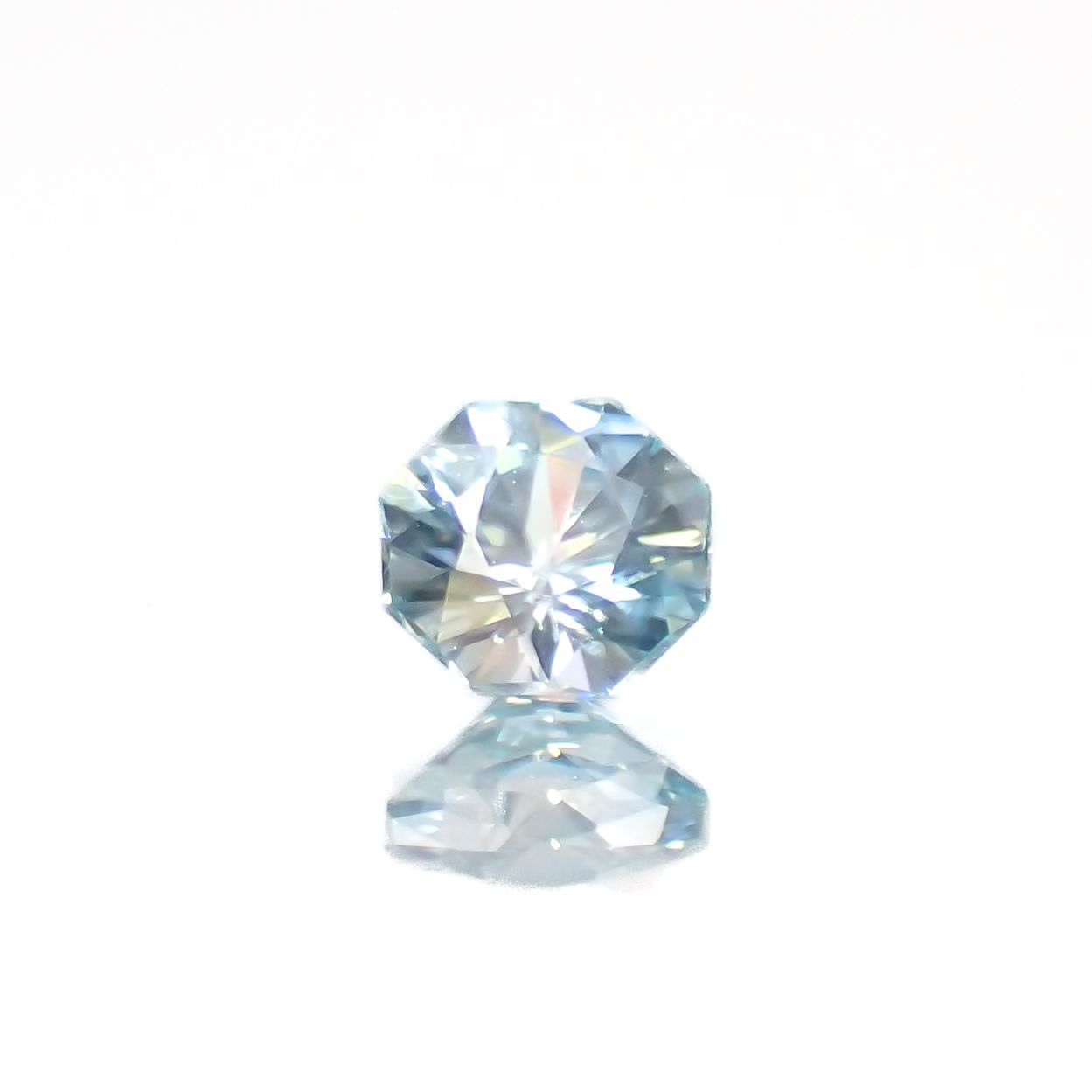 ◇オクタゴンカット◇アイスブルージルコン(宝石名ジルコン)カンボジア産 0.66ct 識別済[230320858]4.9x4.8mm前後
