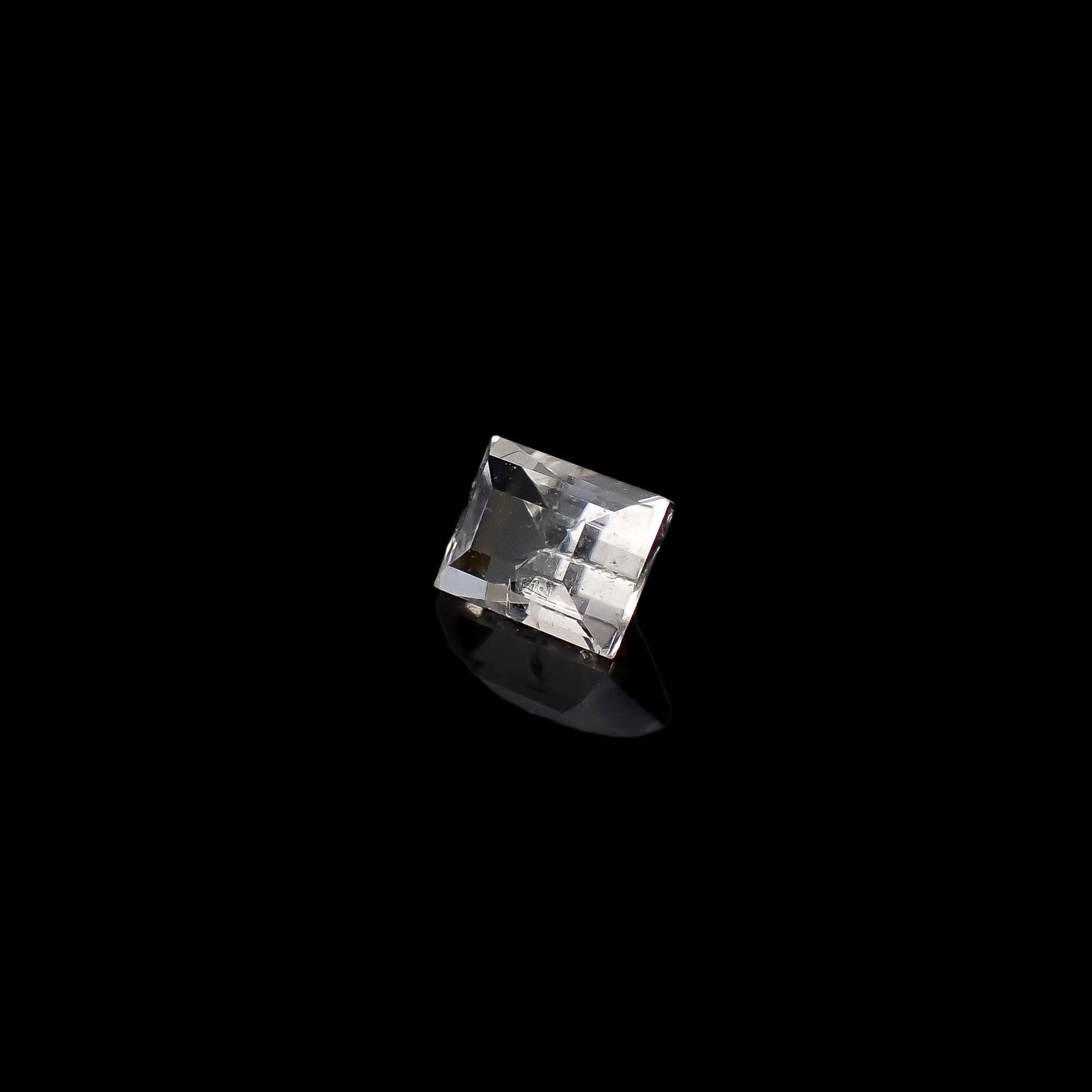 ハイアロフェン(宝石名ハイアロフェーン)ボスニア・ヘルツェゴビナ産 0.300ct ソ付(日独)[240527771]4.19x3.2mm前後