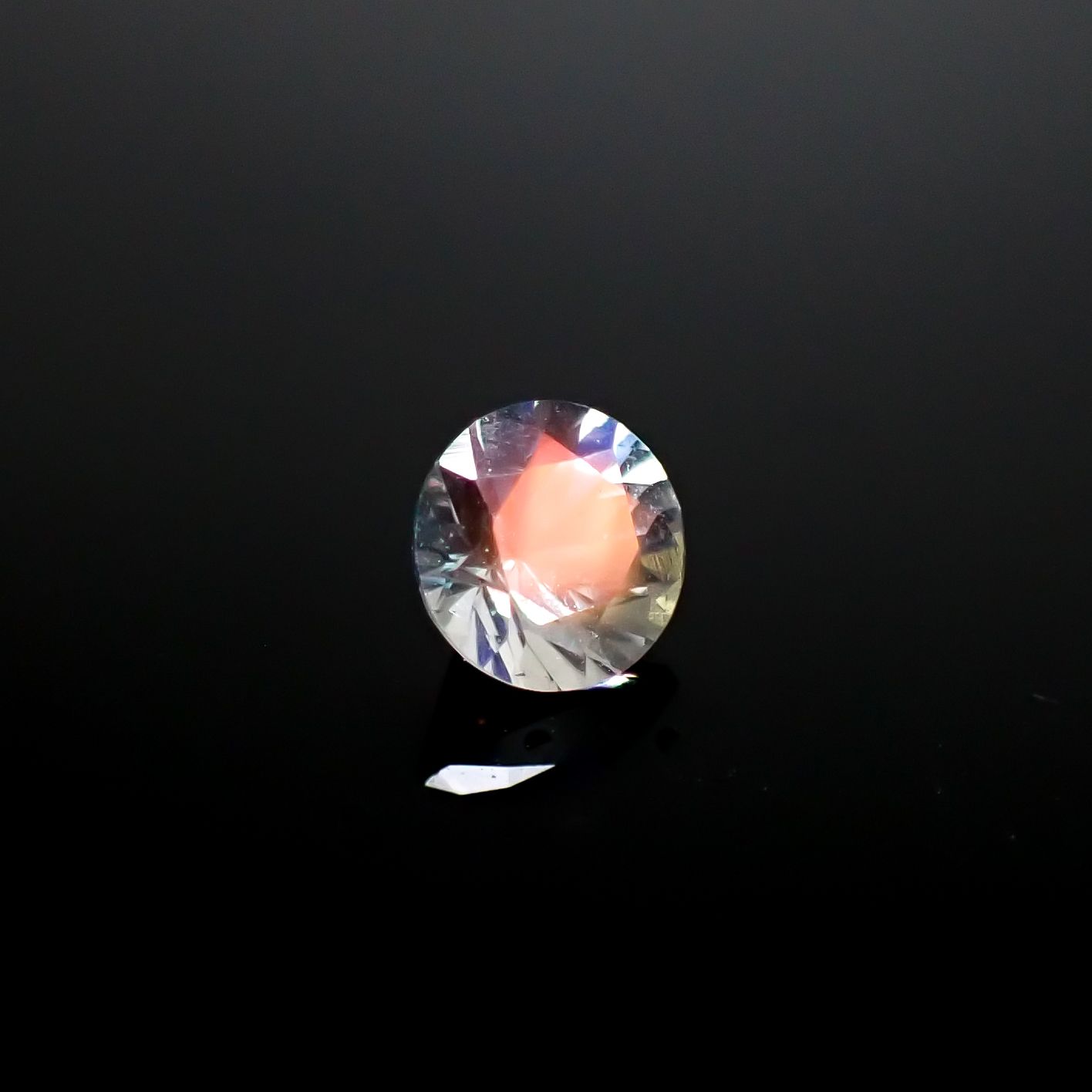 レインボームーンストーン(宝石名ラブラドライト)マダガスカル産 0.33ct 識別済[250129794]4.5x4.5mm前後