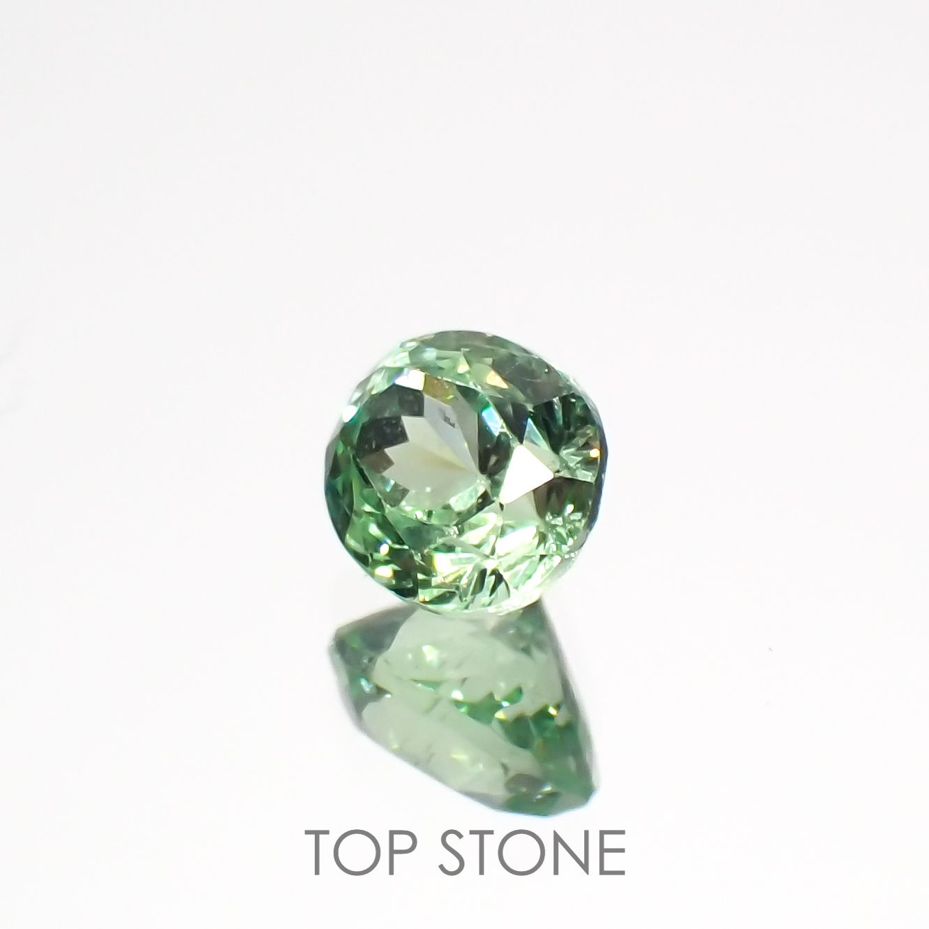 ミントガーネット(宝石名グリーン グロッシュラー・ガーネット)タンザニア産 0.51ct 識別済[221018626]4.8x4.1mm前後