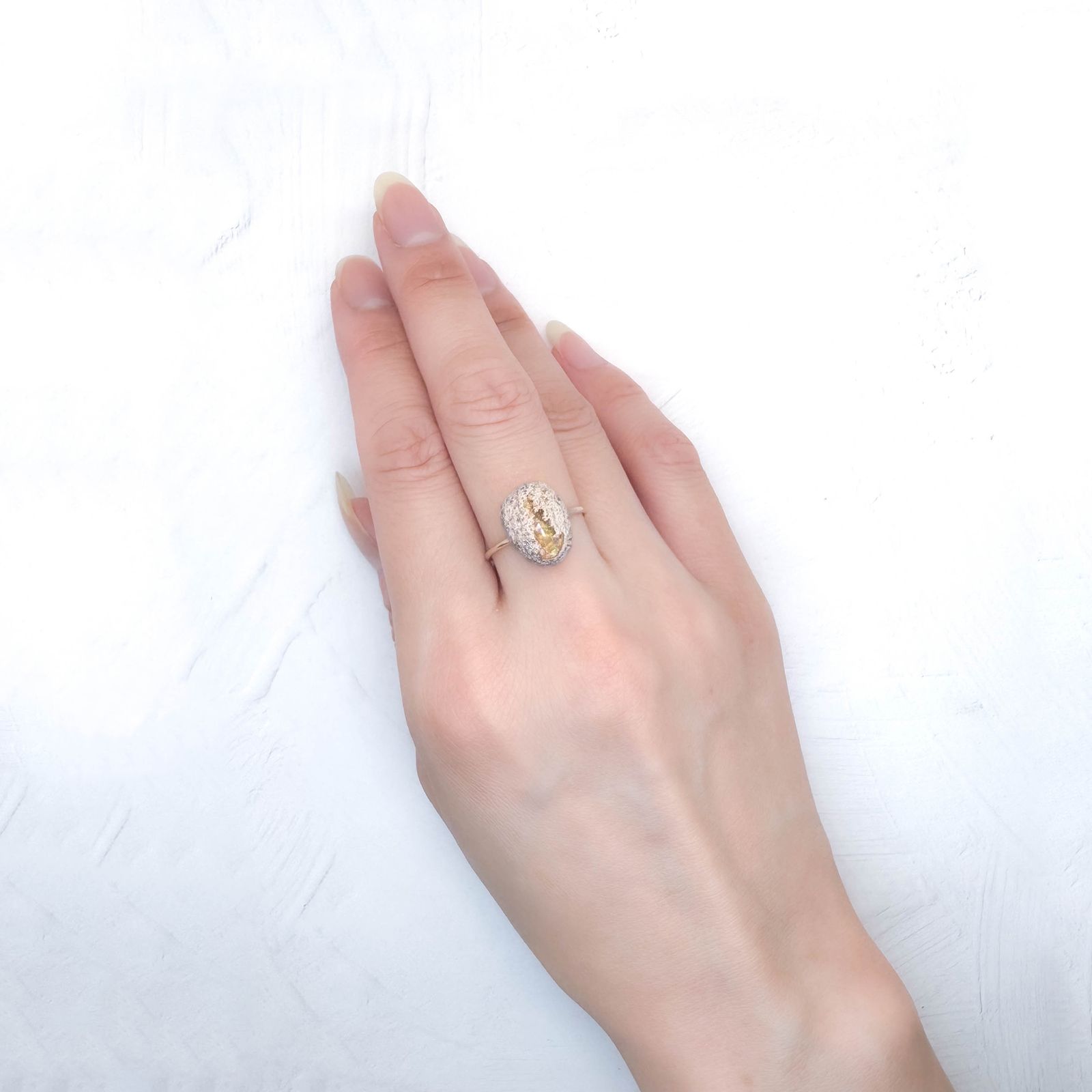 カンテラオパール  メキシコ産 4.68ct / 13.7x10.4mm前後 [251017197]