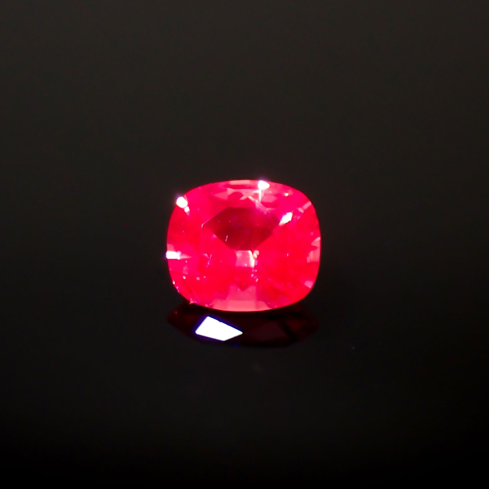 ホットピンクスピネル タンザニア産 0.32ct[231224514]4.5x3.9mm前後