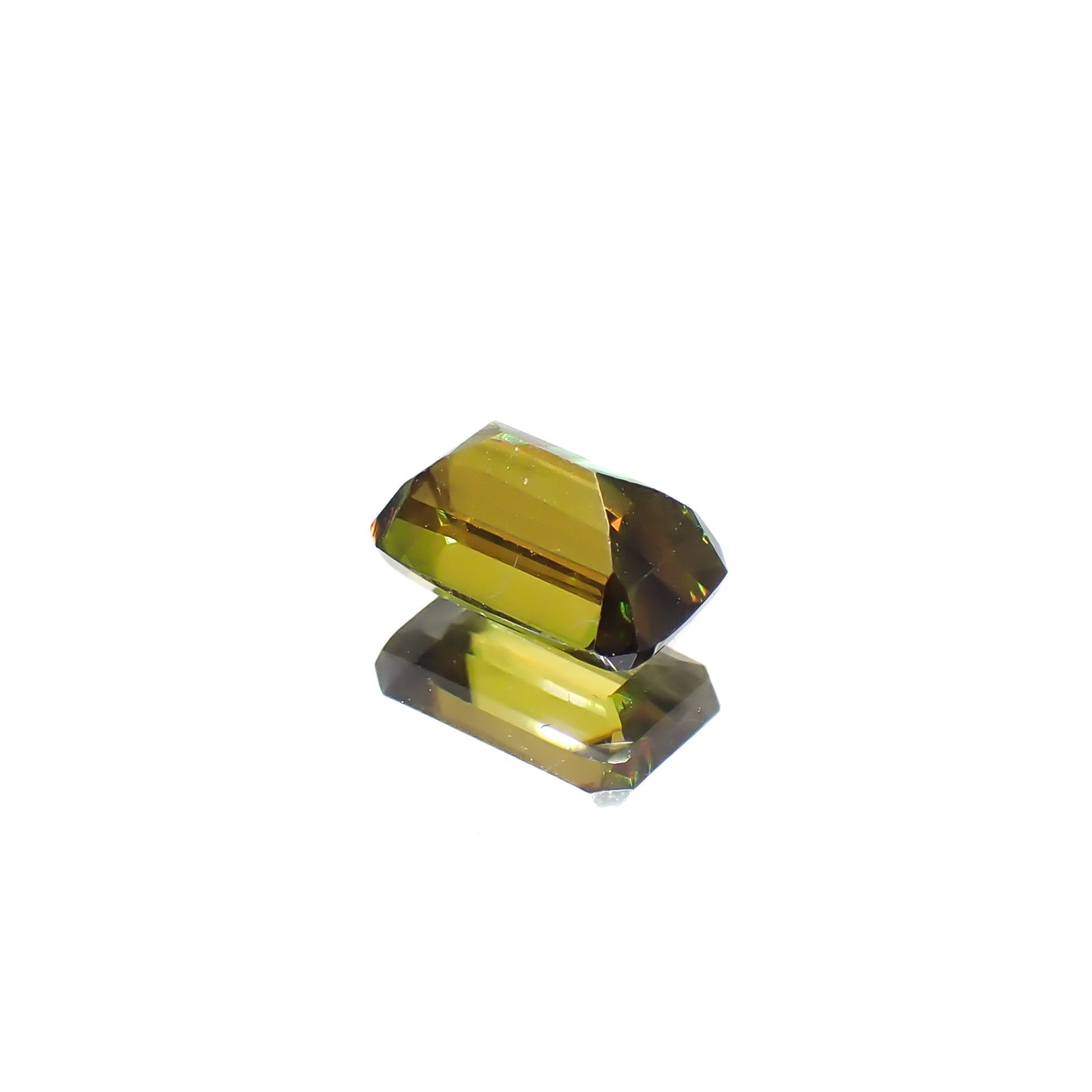 カラーチェンジスフェーン(宝石名スフェーン / カラーチェンジ・タイプ)パキスタン産 0.70ct 識別済[240627956]5.9x3.8mm前後