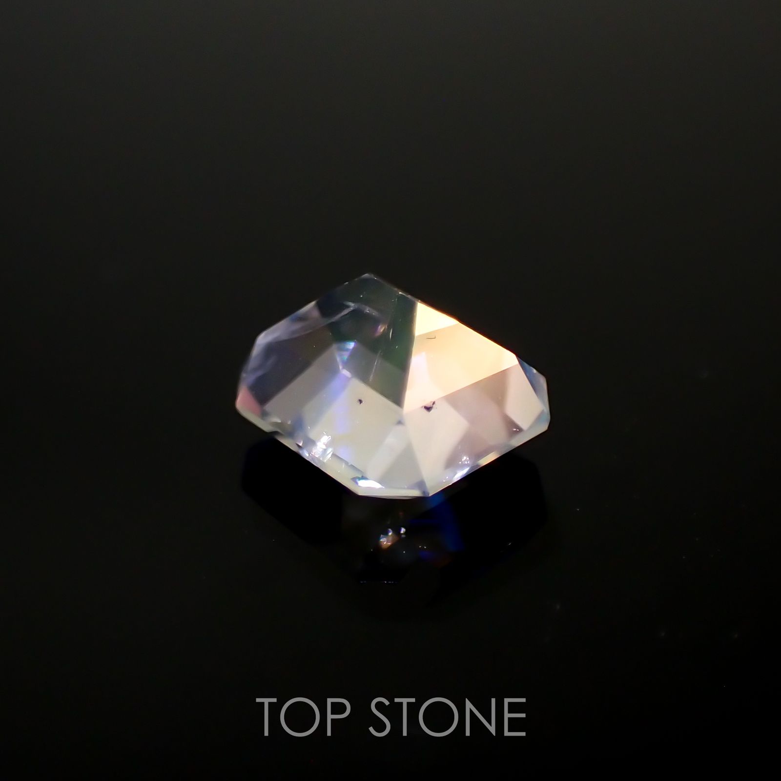 レインボームーンストーン(宝石名ラブラドライト)マダガスカル産 0.68ct 識別済[211113738]5.6x5mm前後