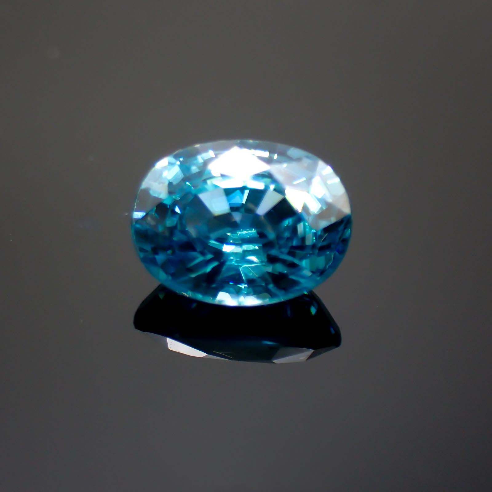 ブルージルコン(宝石名ジルコン) カンボジア産 2.23ct 識別済[211013450]8×6.3mm前後