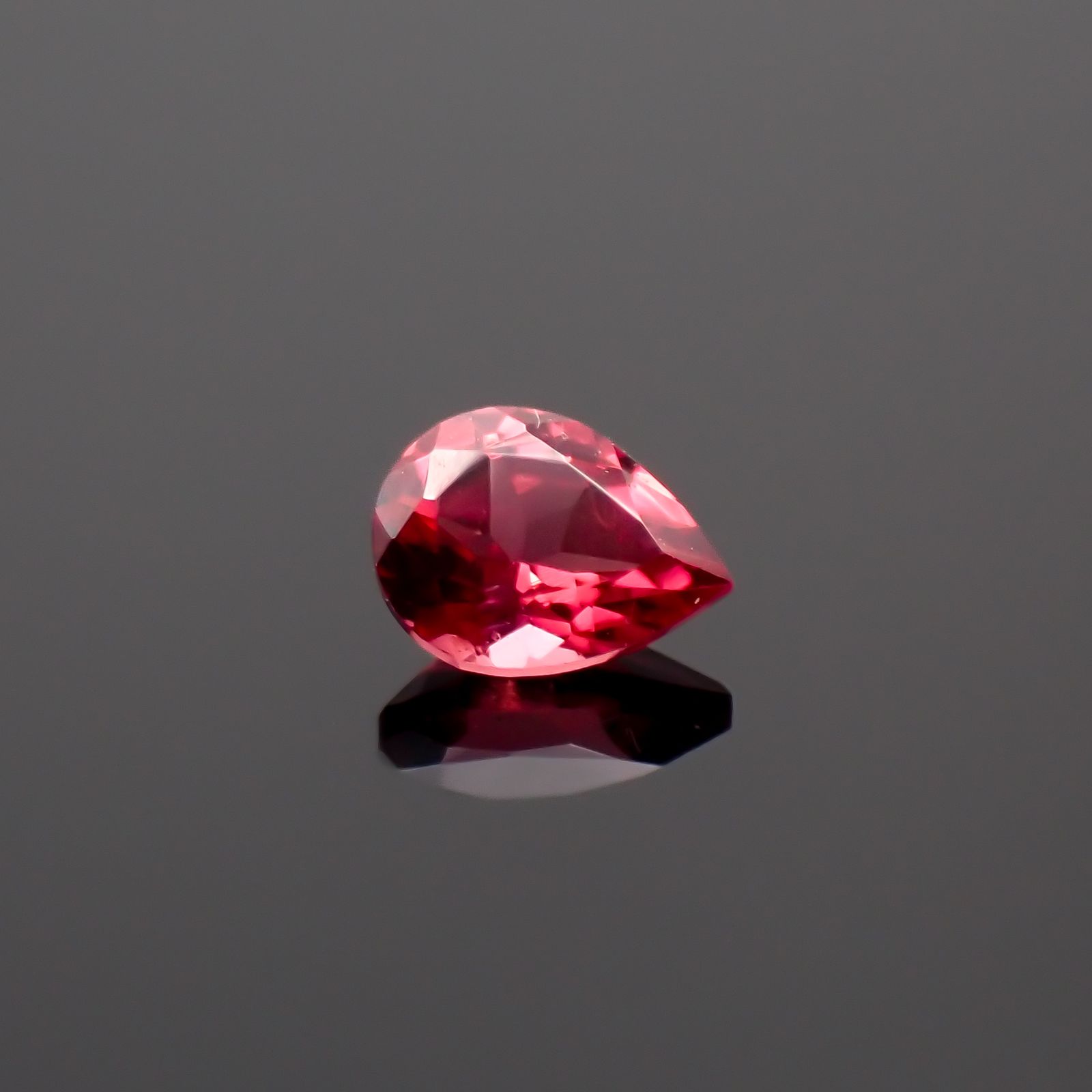 レッドスピネル(宝石名スピネル)タンザニア産 0.20ct 識別済[230522107]4.1x3.1mm前後