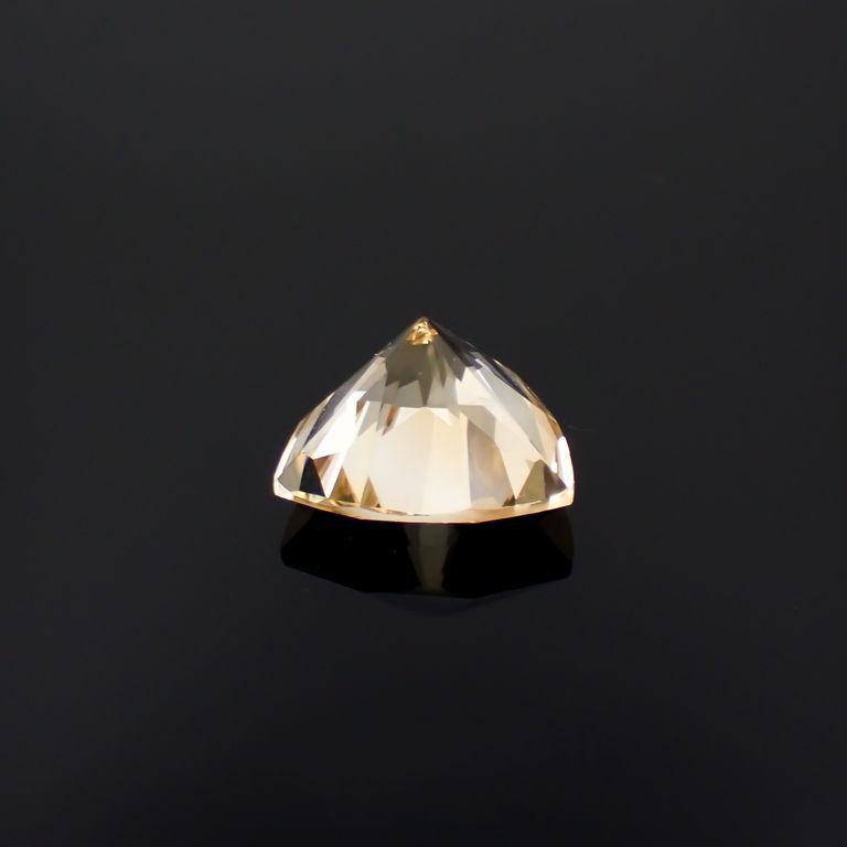 ゴールデンダンビュライト(宝石名イエロー・ダンブライト)ロシア産 5.264ct ソ付(彩珠)[221119034]11.8x12mm前後