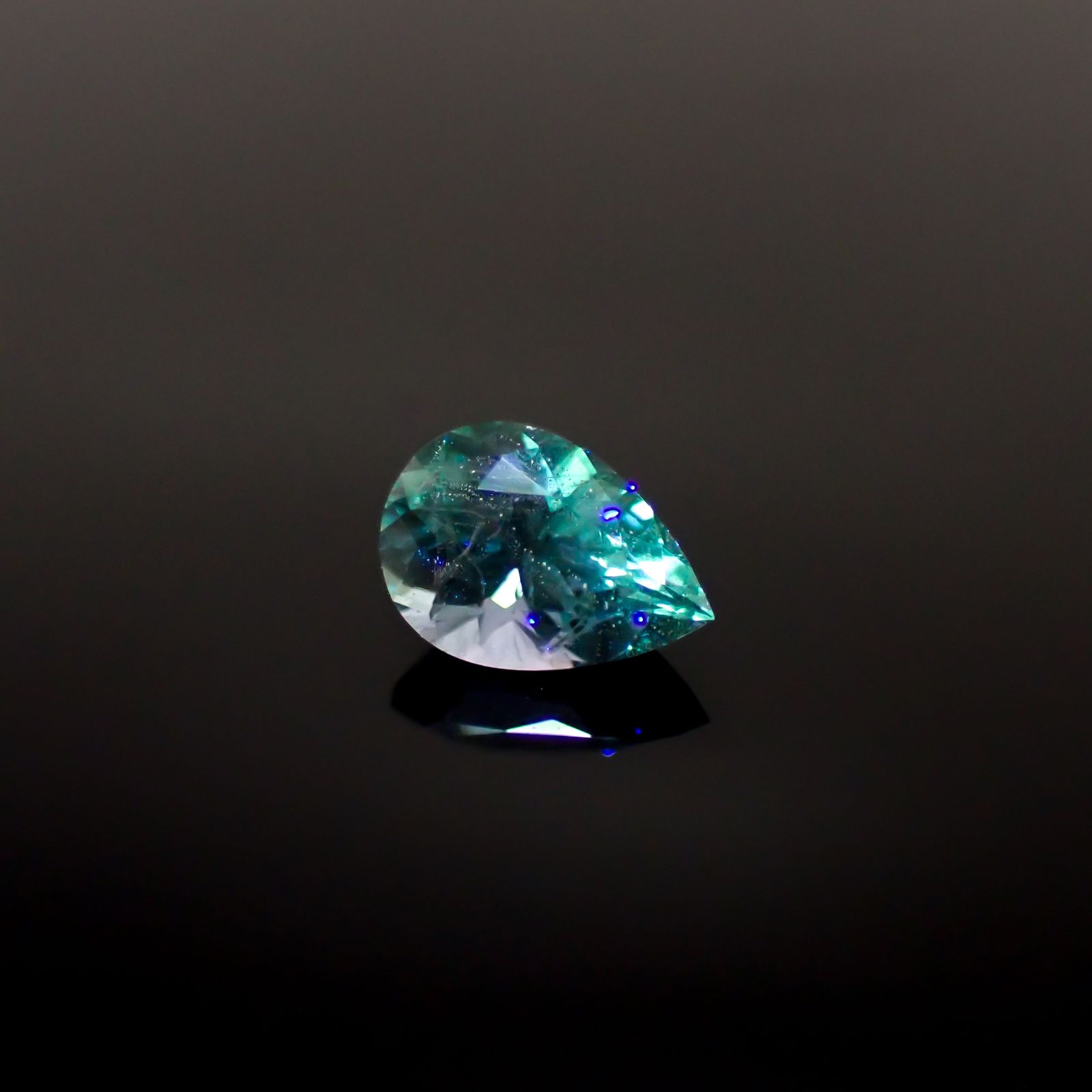 ブルーコーネルピン(宝石名ブルー・コーネルピン)タンザニア産 0.578ct ソ付(彩珠)[241129473]6.4x4.5mm前後