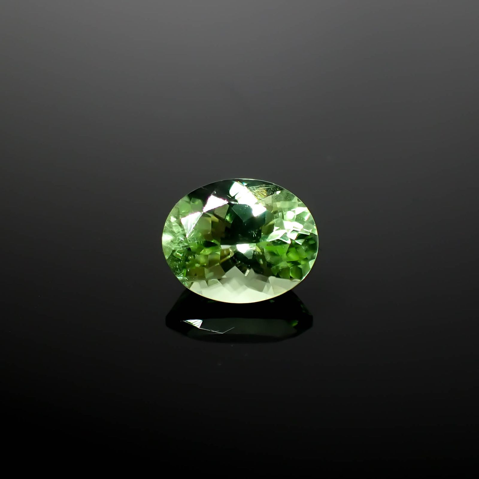 ペリドット(宝石名ペリドット)パキスタン産 3.232ct ソ付(彩珠)[240728518]10.2x8mm前後