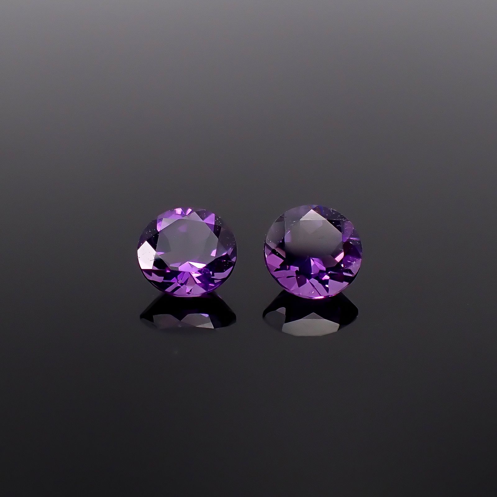 ◇ペアセット◇アメジスト(宝石名アメシスト)ブラジル産 識別済 0.78ct(2pcs合計) / 5x5mm前後 [260131643]