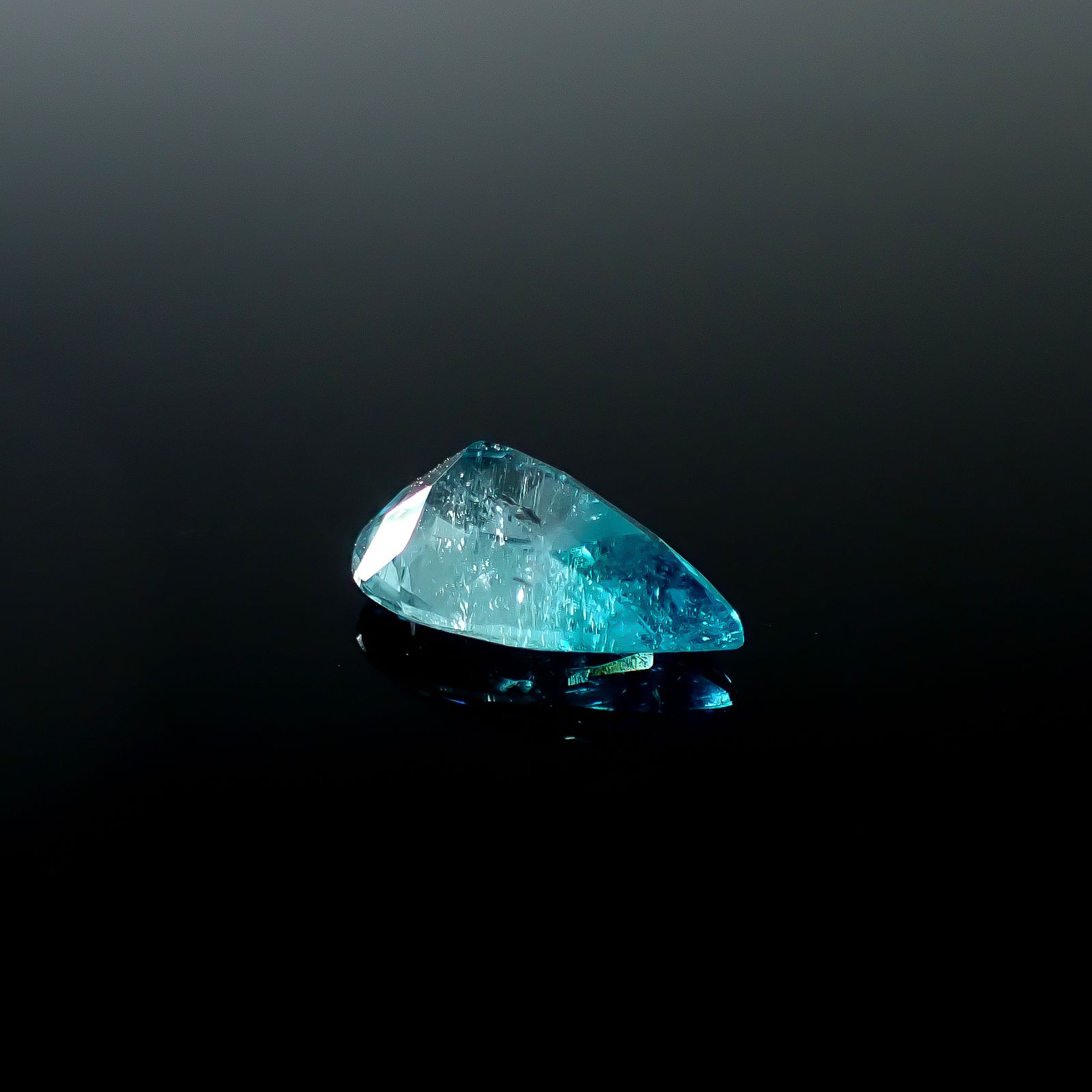 パライバトルマリン(宝石名トルマリン/別名パライバ・トルマリン)ブラジル産 GIA鑑付 1.62ct / 10.66x6.68mm前後 [251031347]