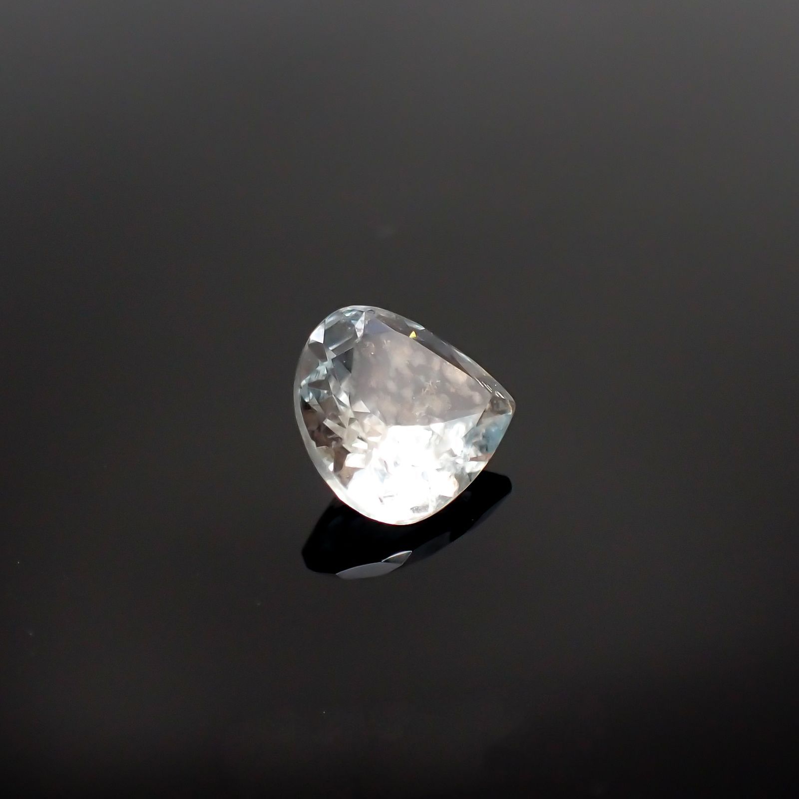 アベンチュリンアクアマリン(宝石名アクアマリン) ナイジェリア産 1.76ct 識別済[210712985]8.9×9mm前後