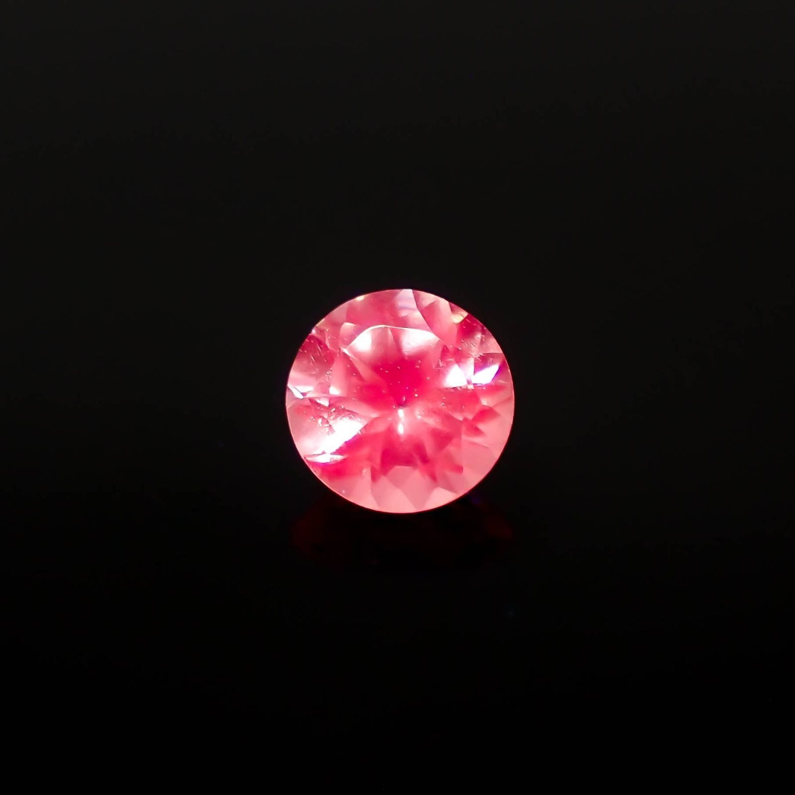 シルキーピンクスピネル タンザニア産 0.45ct / 4.5x4.5mm前後 [230421582]