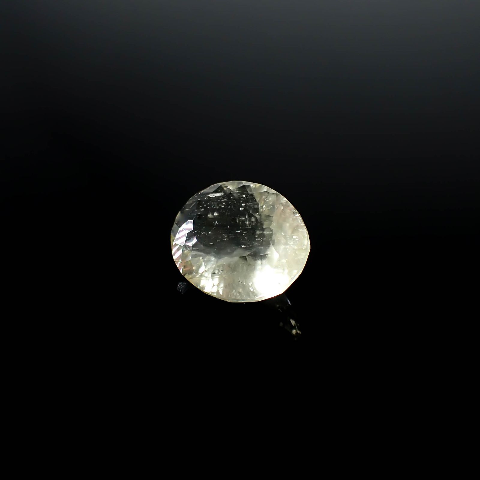 リビアングラス 発見地：エジプト・リビア砂漠 8.27ct / 16.5x12.9mm前後 [251131302]