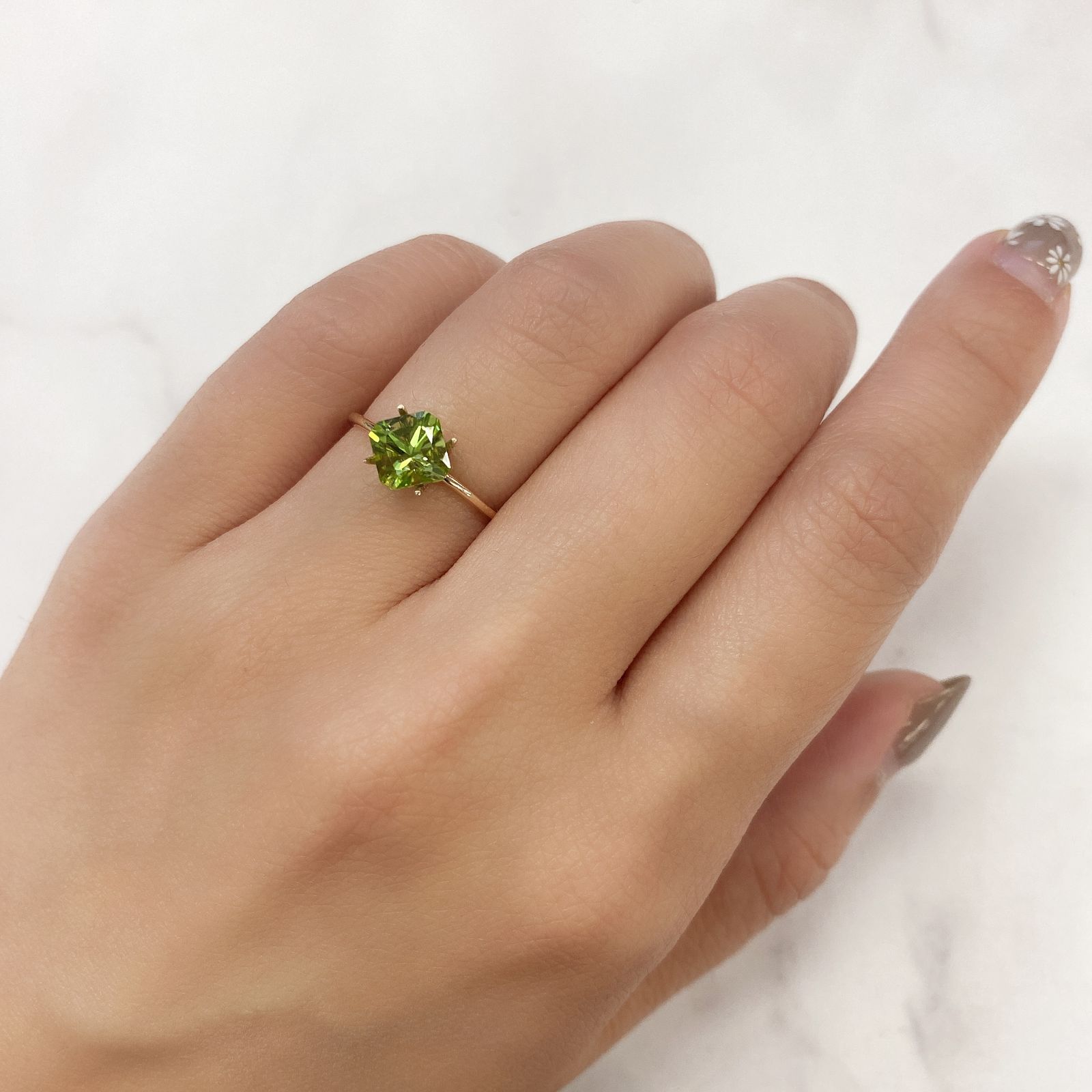 ◇アッシャーカット◇ペリドット(宝石名ペリドット) パキスタン産 1.37ct 識別済[210913480]6.1×6.1mm前後