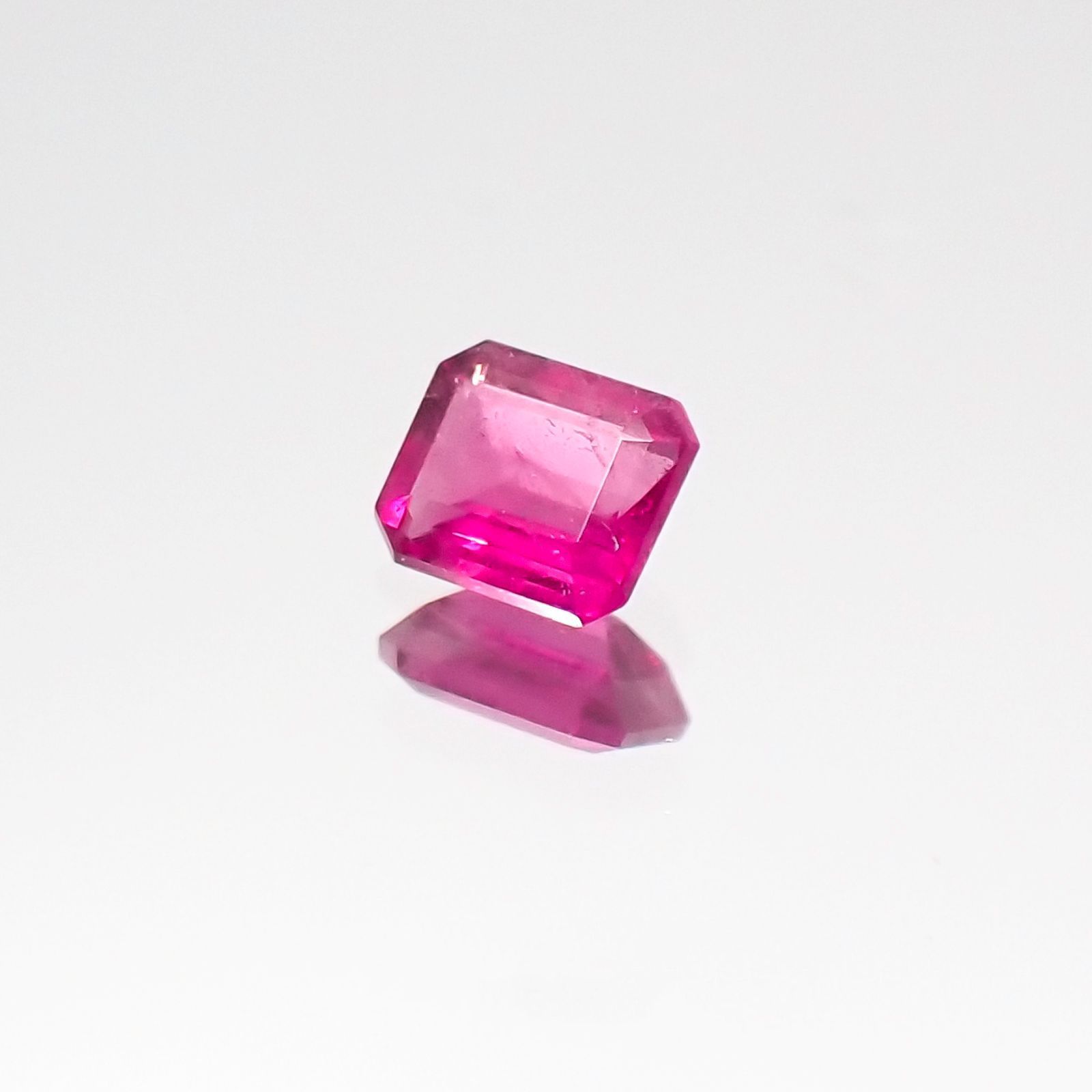 レッドベリル(宝石名レッド・ベリル)アメリカ・ユタ州ワーワーマウンテン産 0.142ct ソ付(彩珠)[231124072]3.4x2.9mm前後