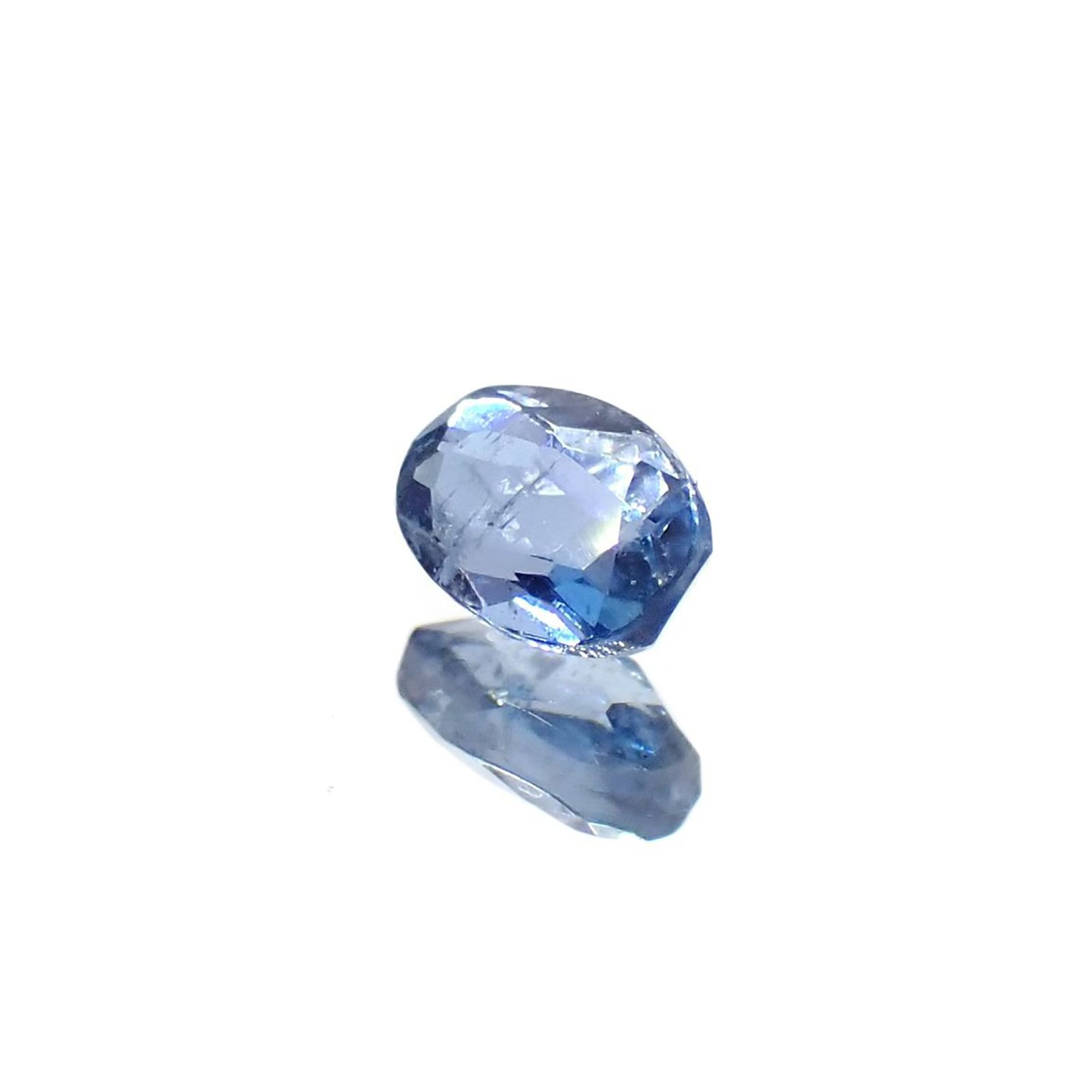タトゥーアクアマリン ブラジル・ミナスジェライス州タトゥー鉱山産 0.16ct / 4.1x2.9mm前後 [260127173]