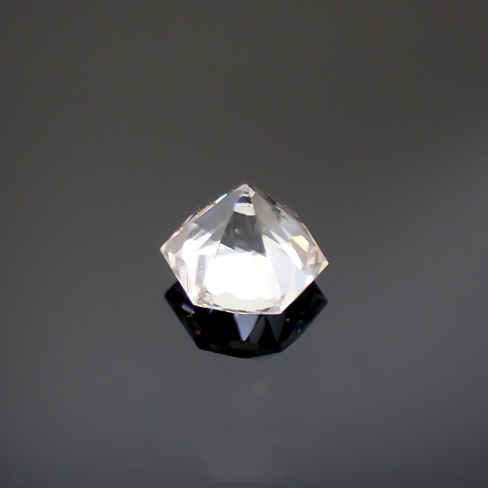 ◇ヘキサゴンカット◇カラーレスジルコン(宝石名ホワイト・ジルコン)スリランカ/カンボジア産 0.92ct 識別済[220114273]4.9x4.9mm前後