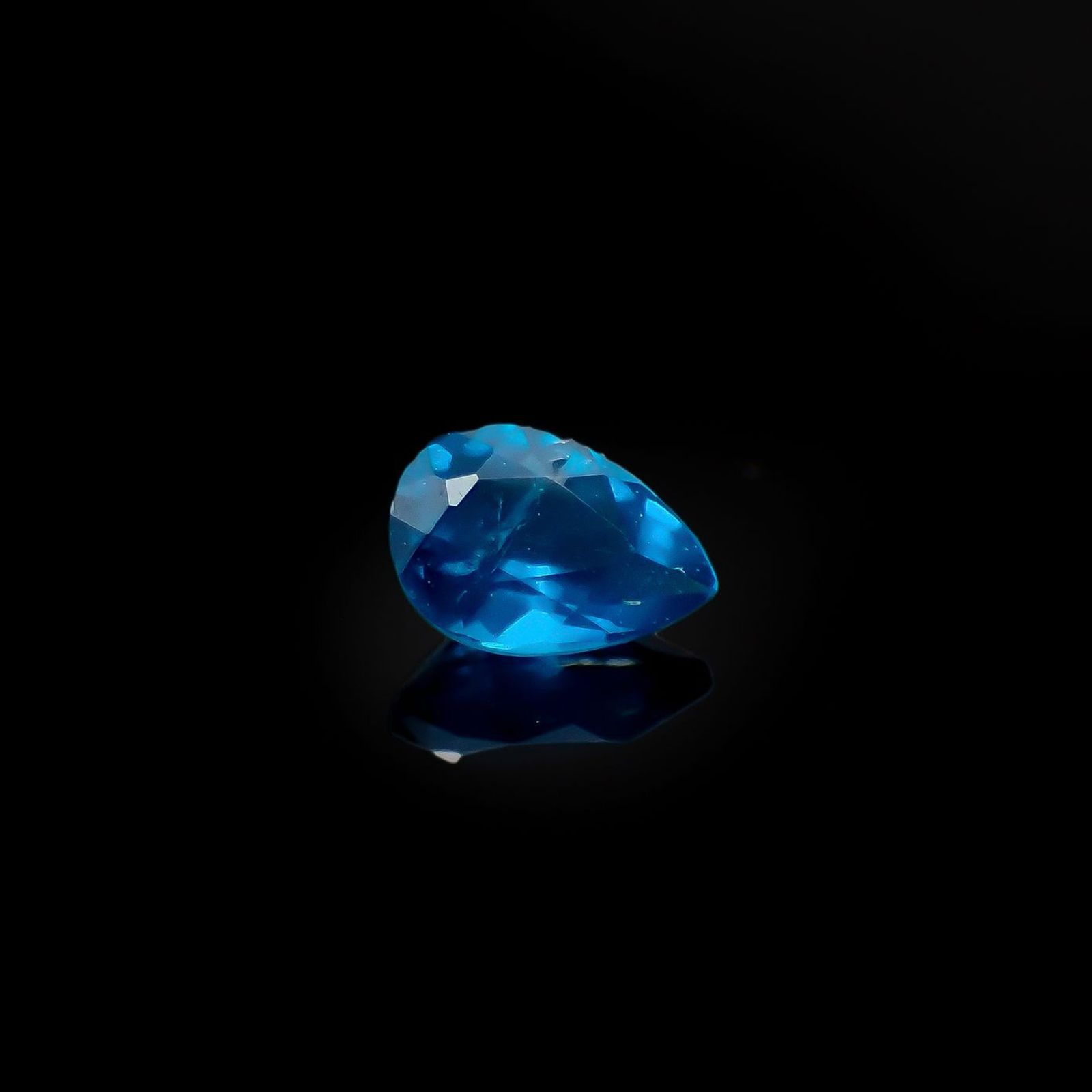 アウイナイト フルオレッセンス(宝石名アウイナイト)ドイツ産 識別済 0.11ct / 4x2.8mm前後 [260527502]