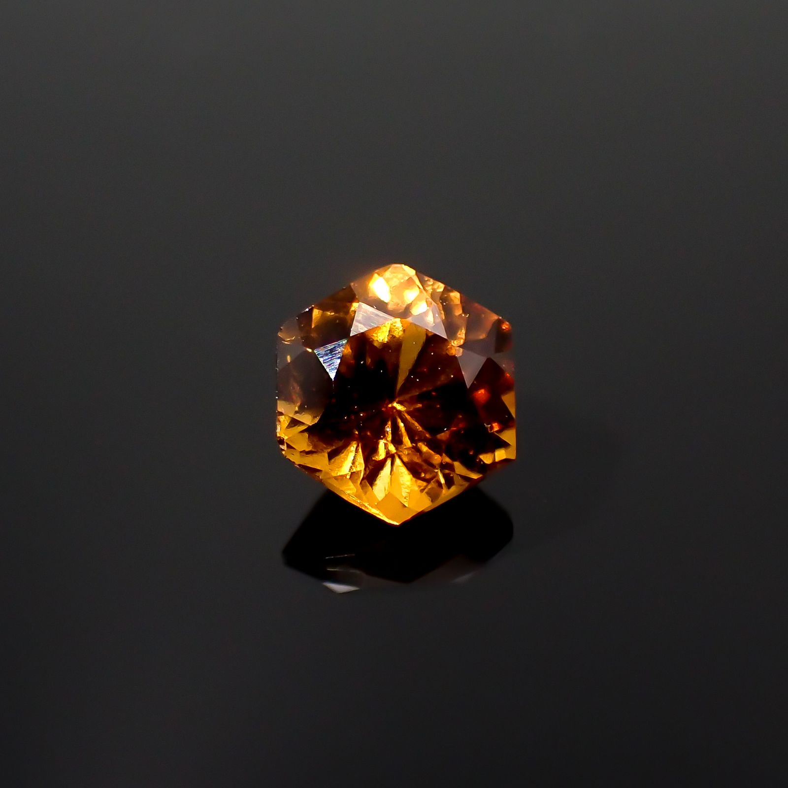 ◇ヘキサゴンカット◇ヘソナイトガーネット(宝石名ガーネット)スリランカ産 0.73ct 識別済[230421611]5.1x5mm前後