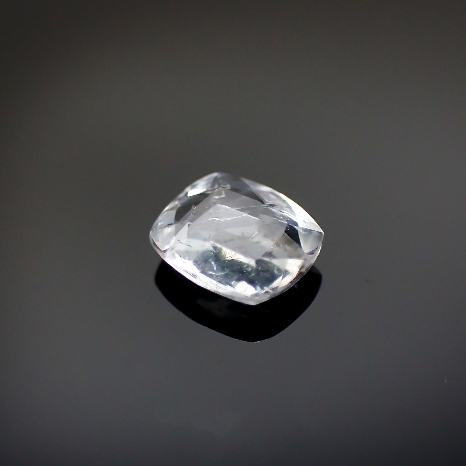 ユークレース(宝石名ユークレース)ブラジル産 0.488ct ソ付(彩珠)[230522046]5.7x4.8mm前後