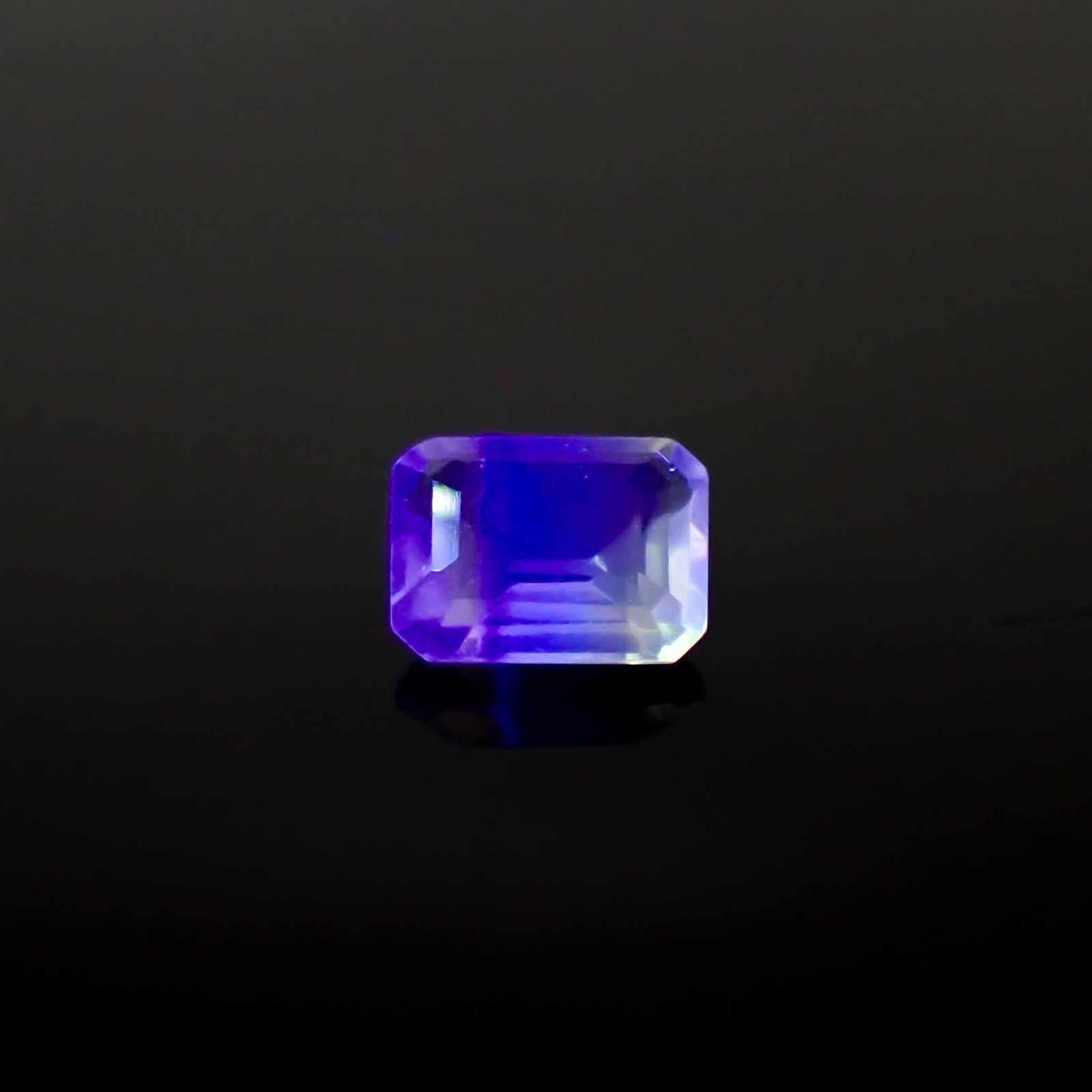 バイカラーフローライト フルオレッセンス ブラジル産 1.66ct [250430253]7.9x6mm前後