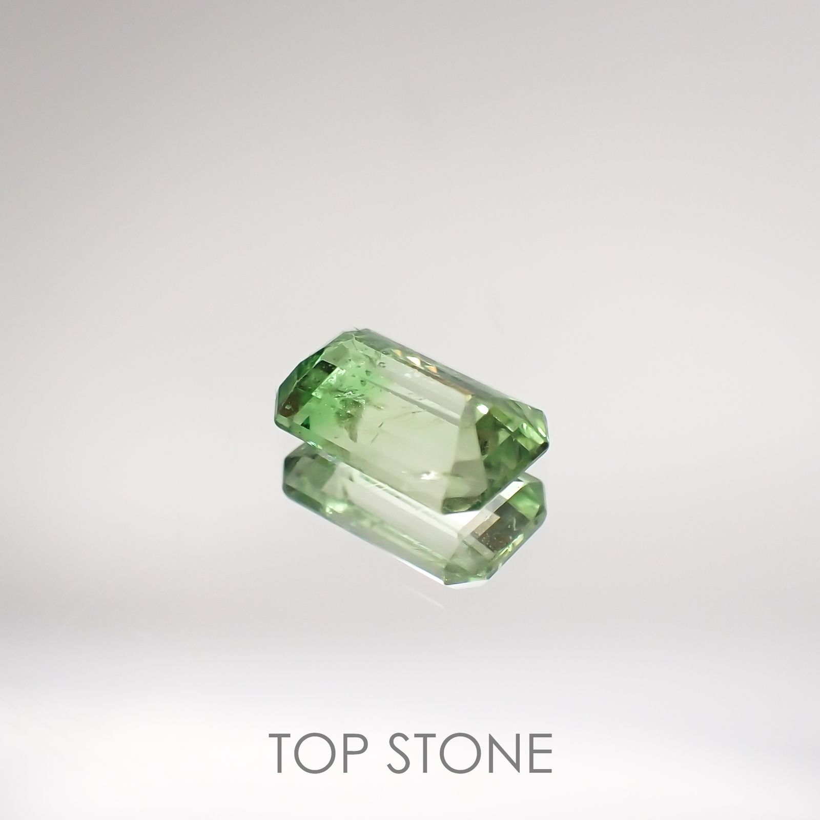 バイカラーツァボライト(宝石名グリーン グロッシュラー・ガーネット) タンザニア産 0.80ct 識別済[210711570]6.7×4.2mm前後