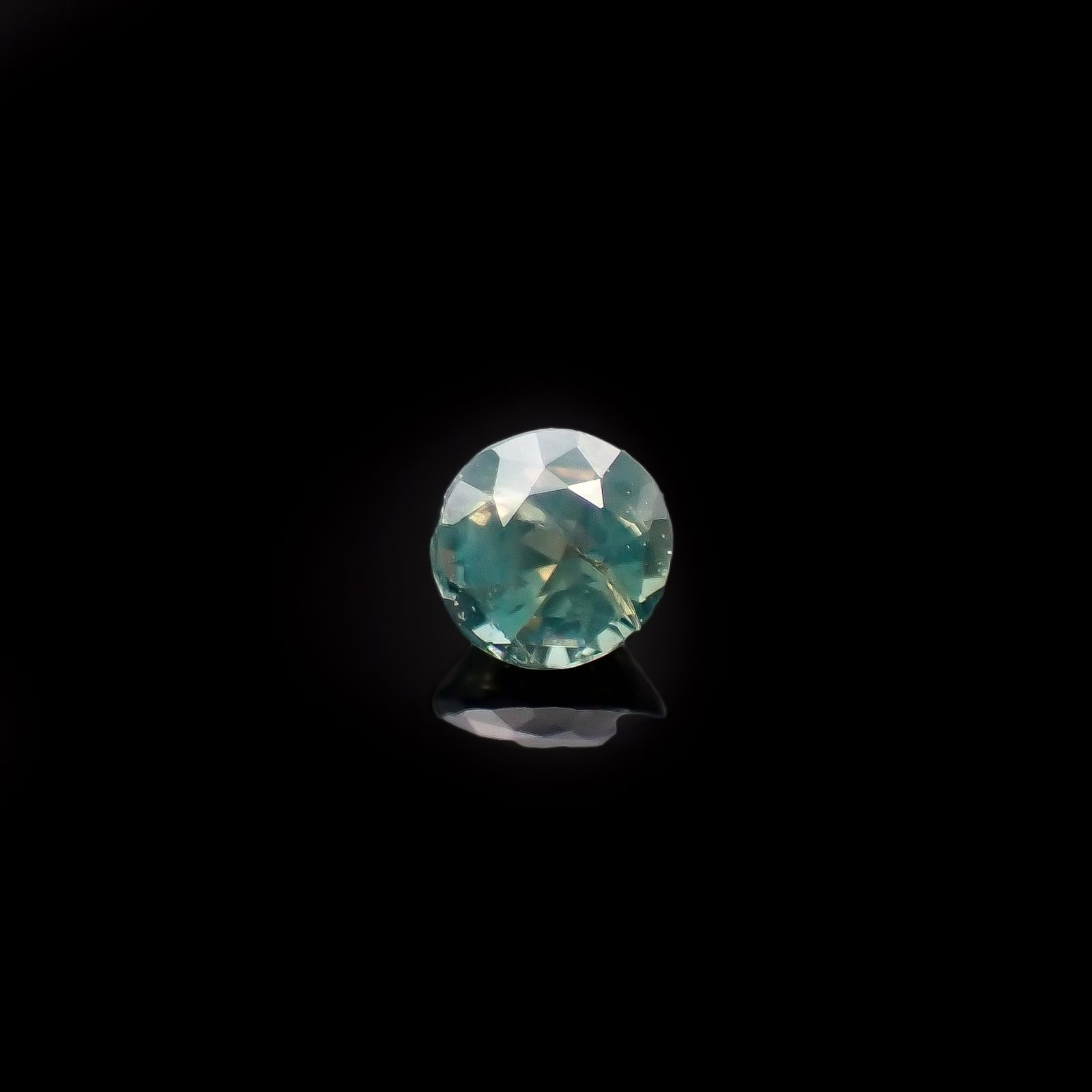シルキーアレキサンドライト ブラジル産/EmeraldMains社製 0.043ct[240527613]2.1x2.1mm前後