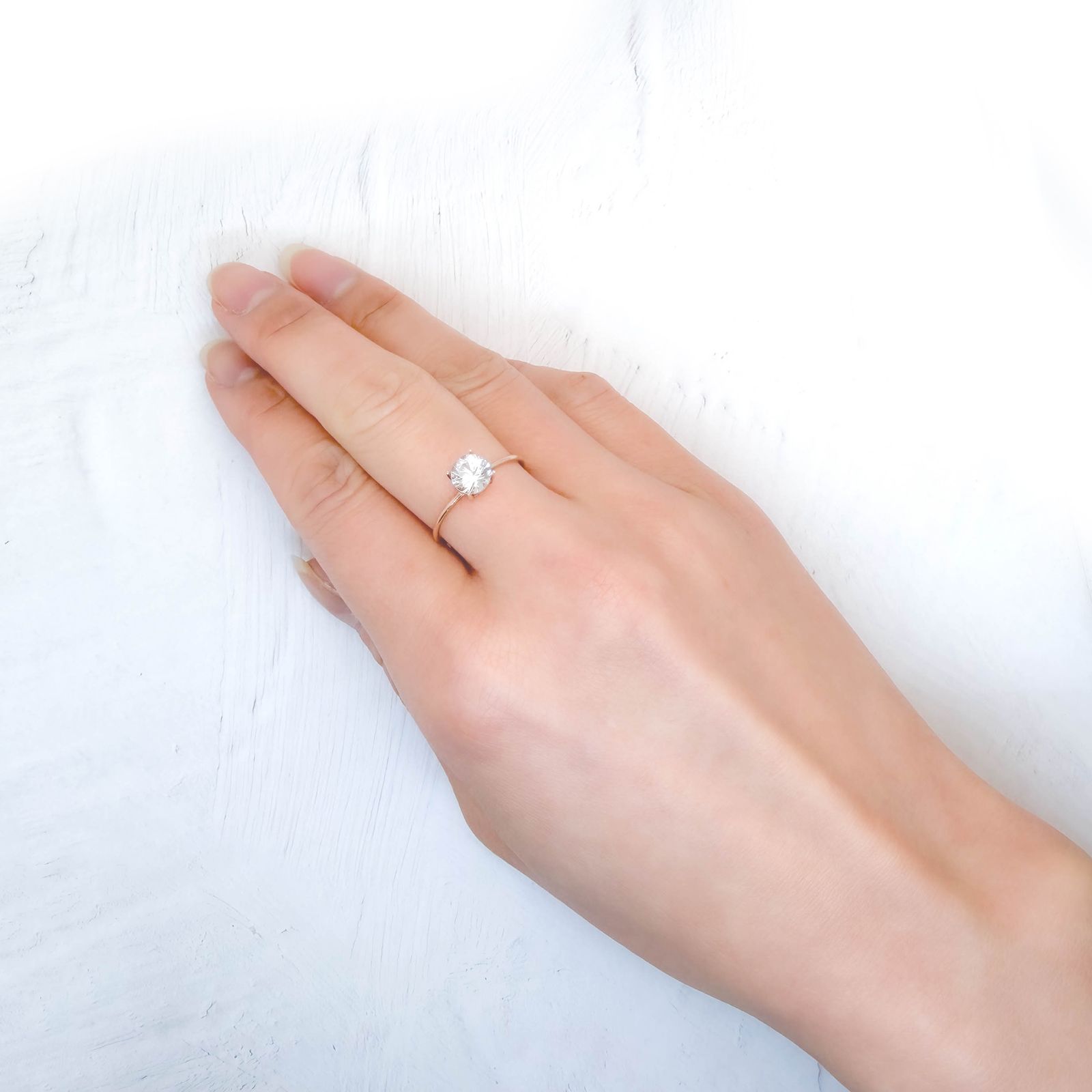 フェナカイト ロシア産 0.84ct / 6.1x6.1mm前後 [260231705]