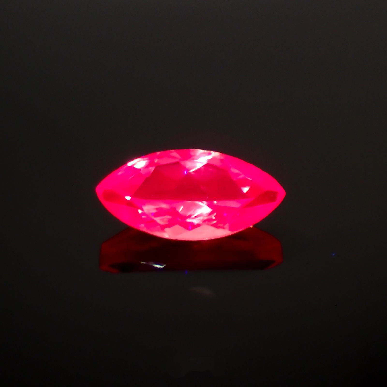 ホットピンクスピネル(宝石名ピンク・スピネル)タンザニア産 0.45ct 識別済[230823038]7.2x3.5mm前後