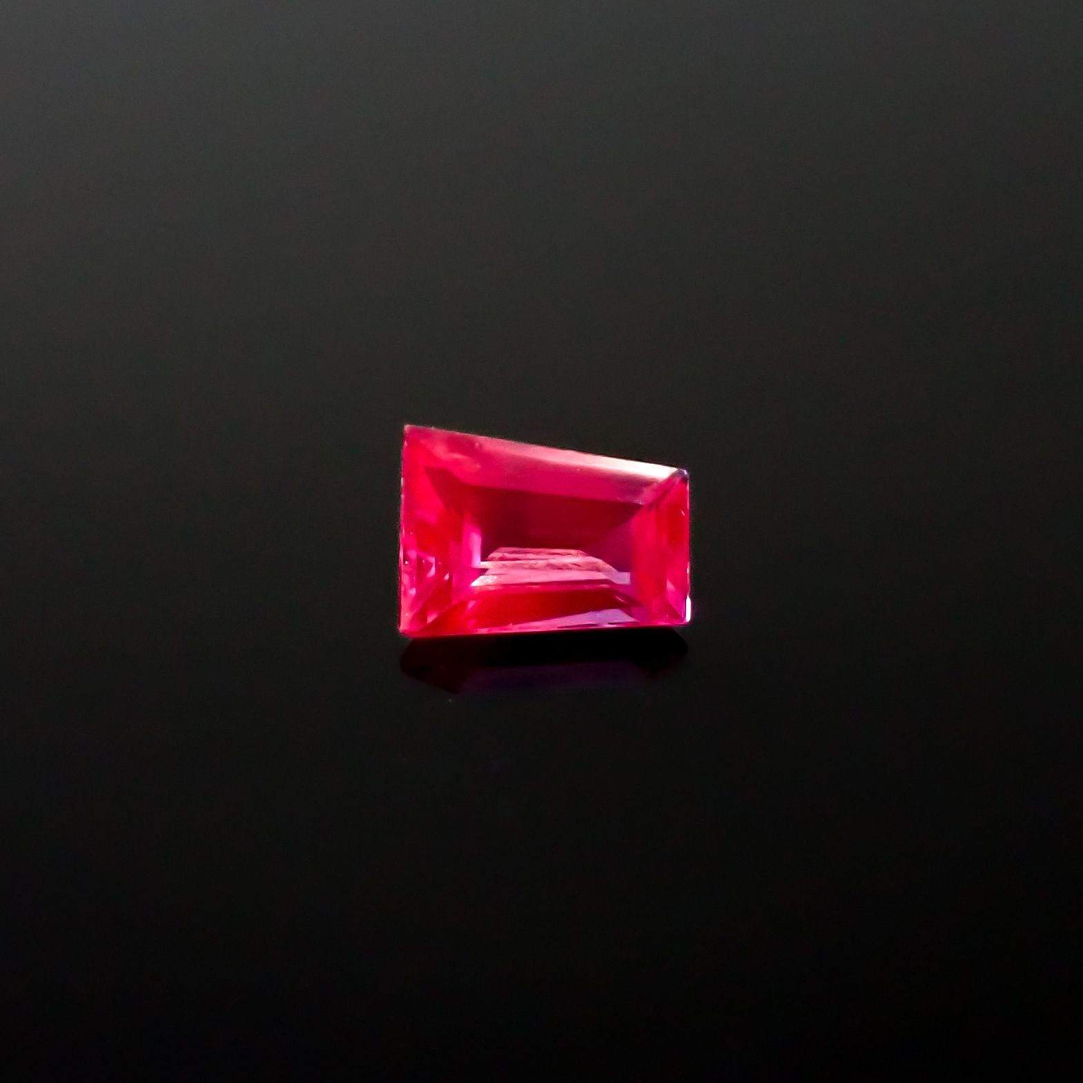 ウィンザーサファイア タンザニア・ウィンザー産 0.19ct / 3.9x3mm前後 [260532139]