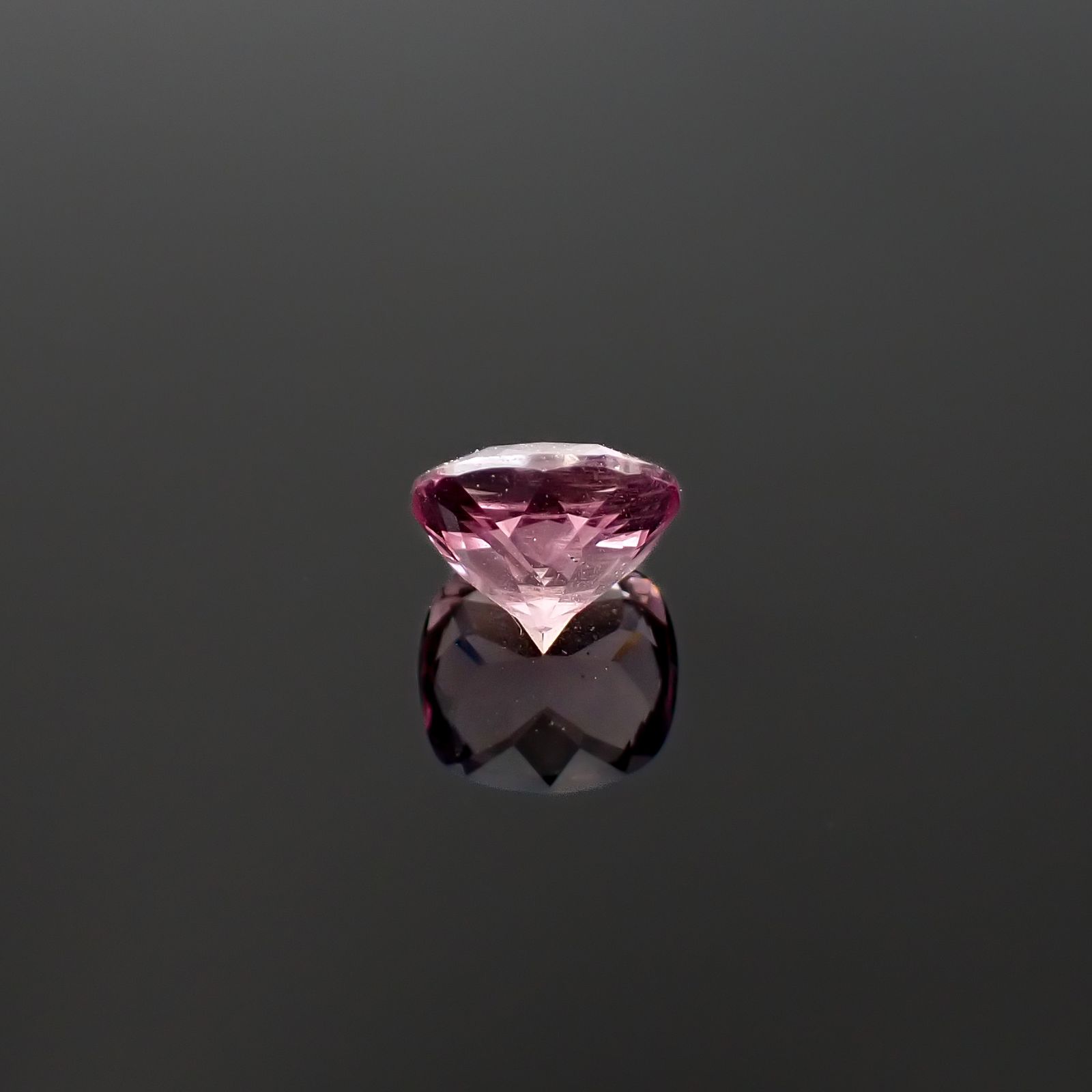 ドラゴンガーネット(宝石名パイロープ スペサルティン・ガーネット)タンザニア産 彩珠鑑付 1.514ct / 6.85x6.38mm前後 [260532236]