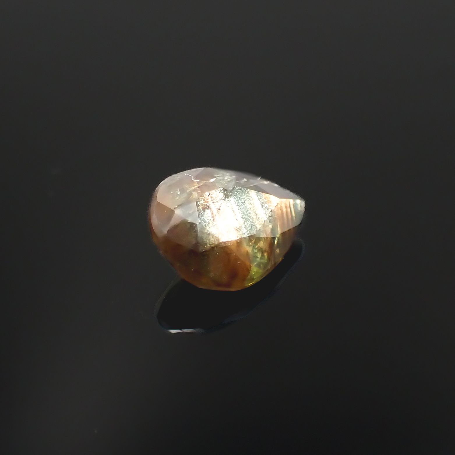 ゴールドシーンサファイア非加熱 ケニア産 0.83ct[230321330]6.8x5.3mm前後