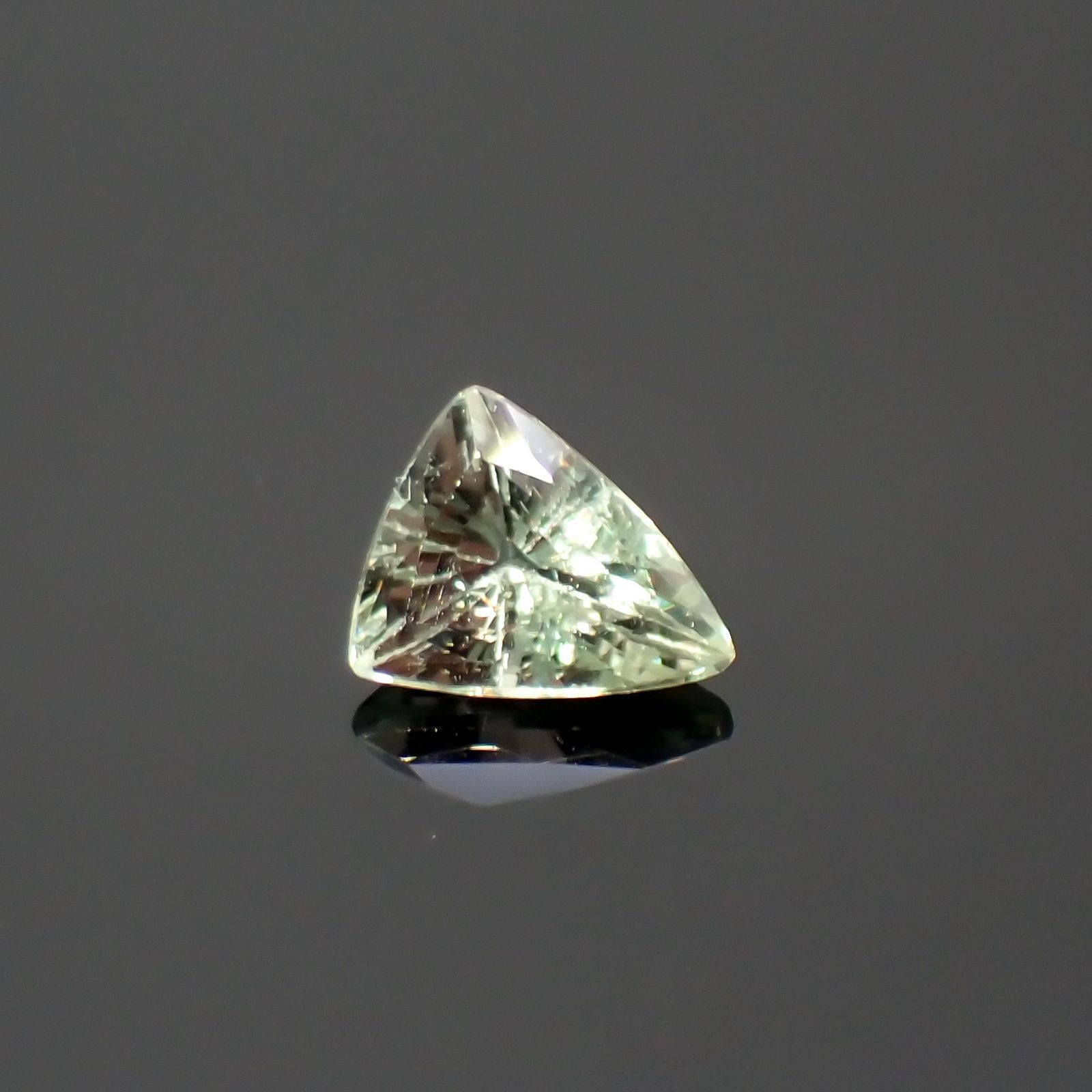 グリーンクリソベリル(宝石名クリソベリル)スリランカ/マダガスカル産 0.36ct 識別済[220114471]5x4.1mm前後