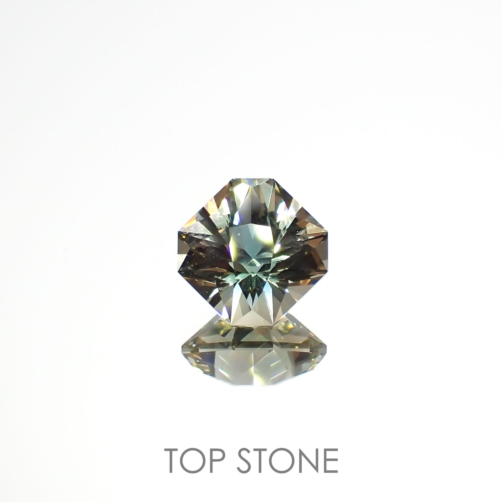 ◇カスタムカット◇バイカラーオレゴンサンストーン(宝石名ラブラドライト)アメリカ・オレゴン州産 2.32ct 識別済[220616273]7.9x7.9mm前後