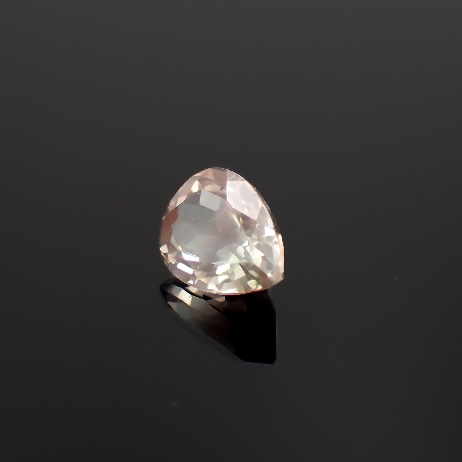 パーティカラーオレゴンサンストーン アメリカ・オレゴン州産 1.17ct / 8x5.9mm前後 [230722843]