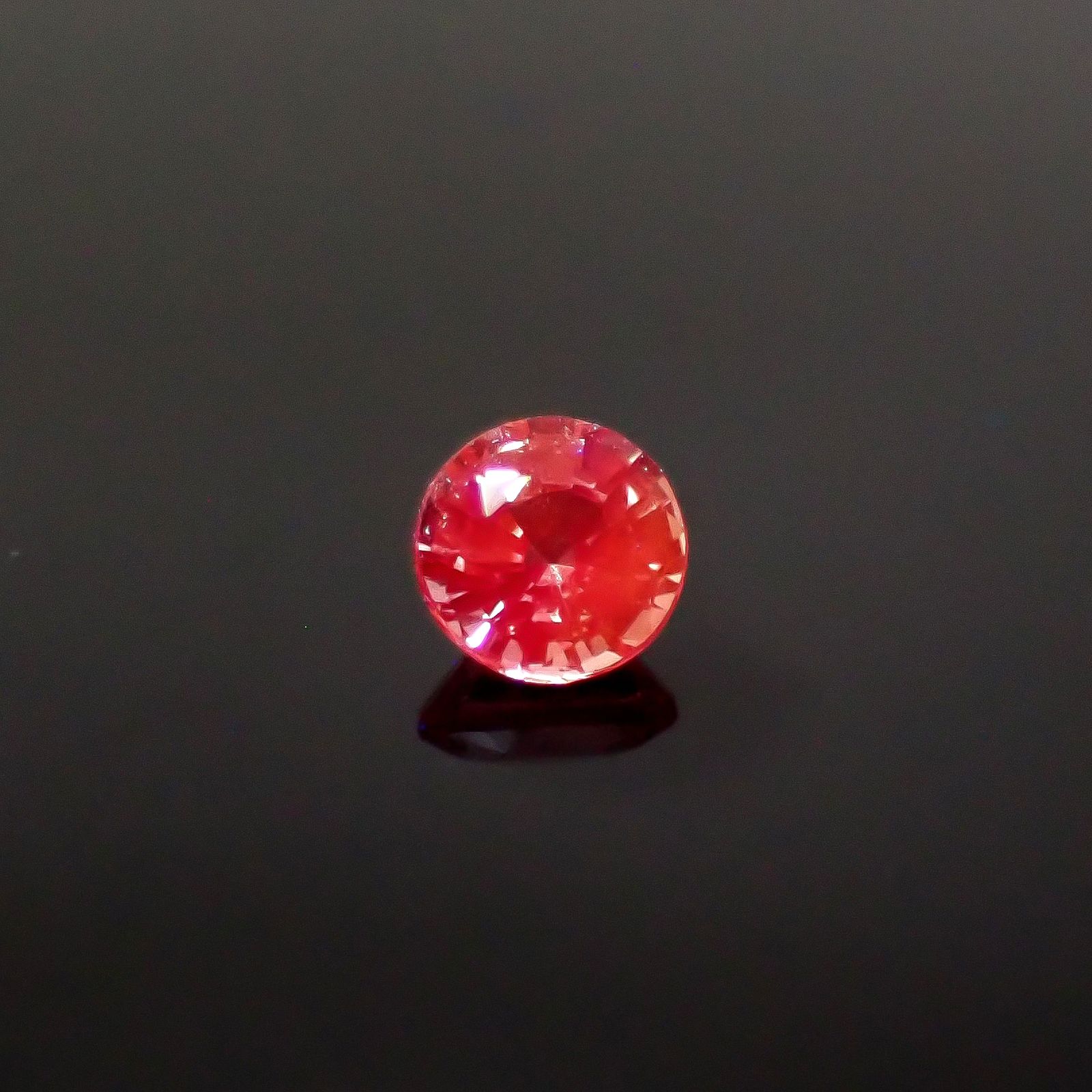 パパラチャサファイア(宝石名サファイア/別名パパラチャ・サファイア)スリランカ/マダガスカル産 DGL鑑付 0.266ct / 3.67x3.72mm前後 [260131621]