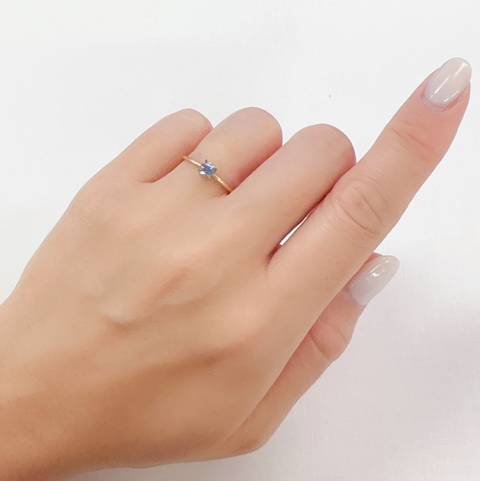 アイスブルーサファイア(宝石名サファイア)スリランカ/マダガスカル産 0.34ct 識別済[230722699]3.9x3.8mm前後