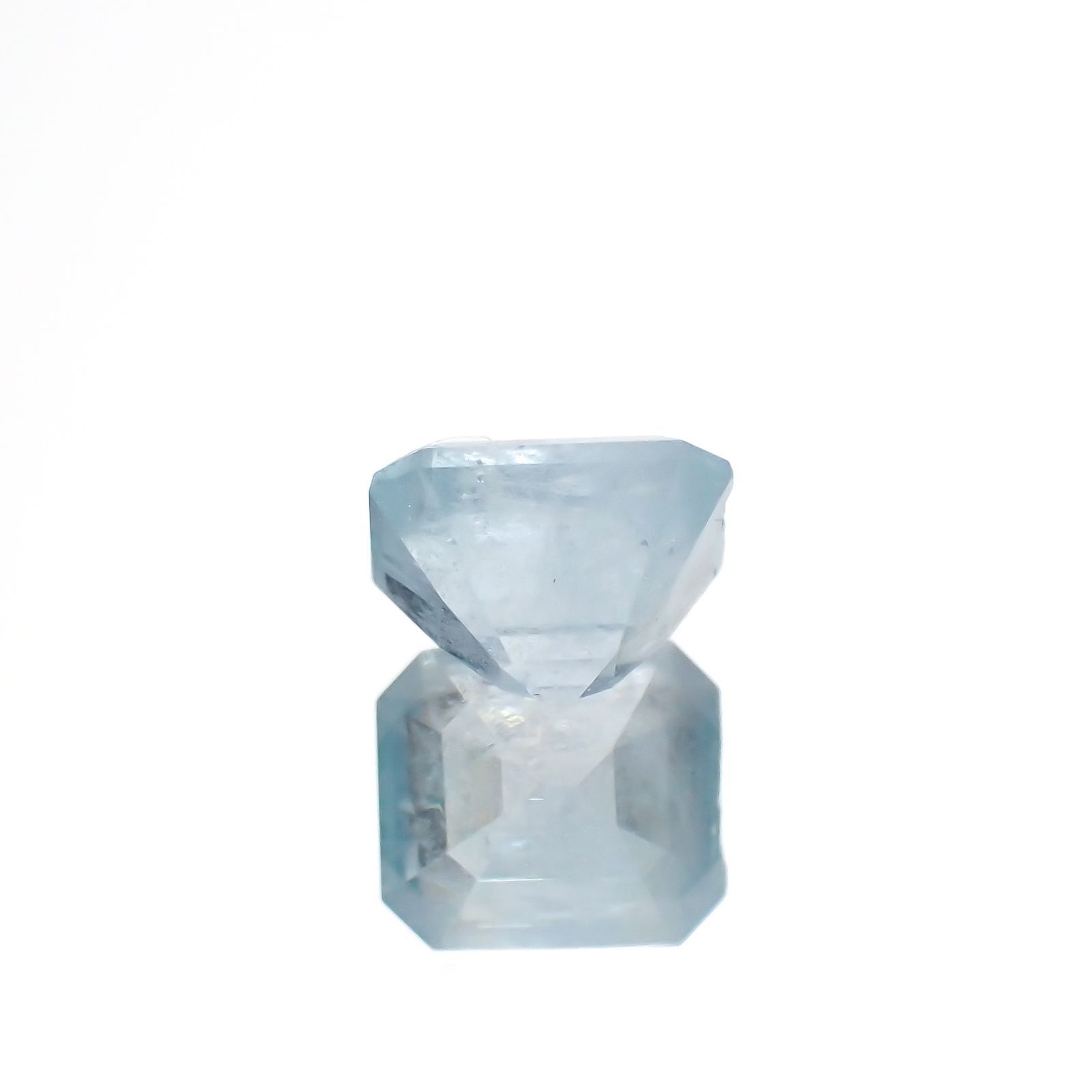 ユークレース(宝石名ブルー・ユークレース)コロンビア産 1.036ct ソ付(彩珠)[221018679]6.2x5.3mm前後