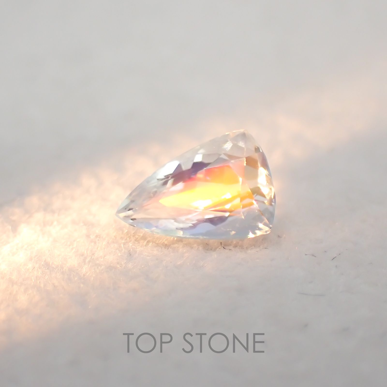レインボームーンストーン(アンデシンラブラドライト) マダガスカル産 ルース 0.59ct[210310392]7×4.6mm前後
