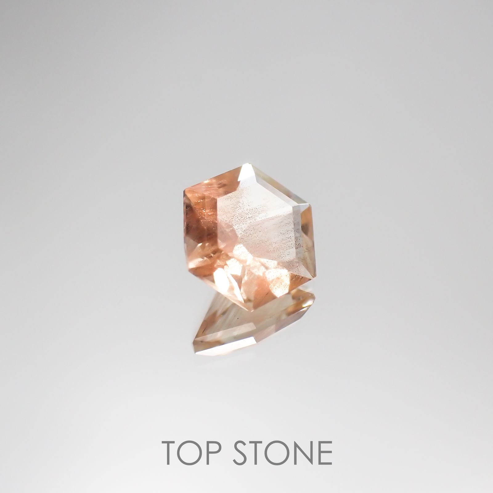 ◇ヘキサゴンカット◇オレゴンサンストーンSA(宝石名ラブラドライト) アメリカ・オレゴン州産 0.67ct 識別済[210610969]6.1×6.1mm前後