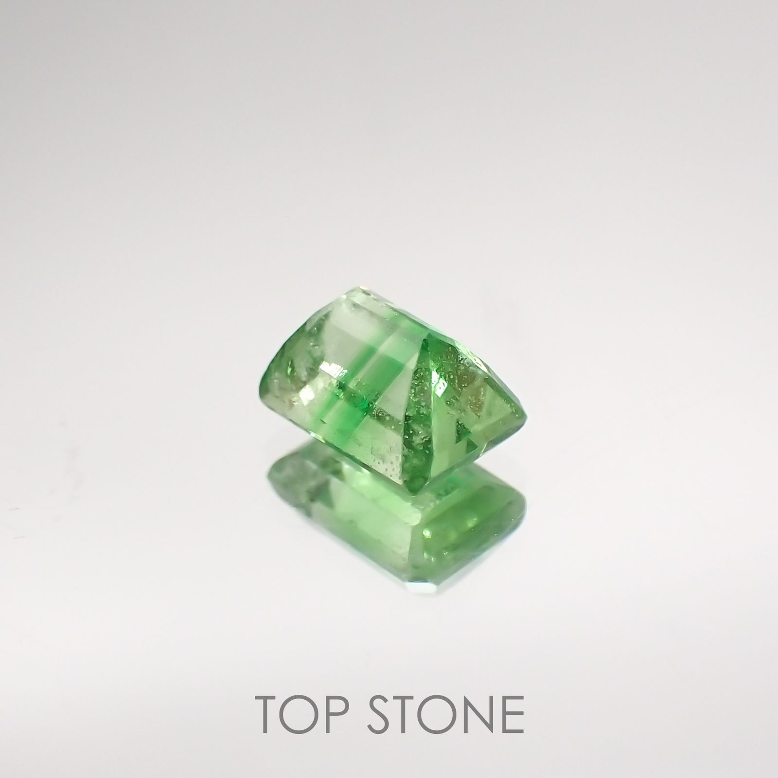 バイカラーツァボライト(宝石名グリーン グロッシュラー・ガーネット) タンザニア産 0.71ct 識別済[210711572]5.4×3.7mm前後