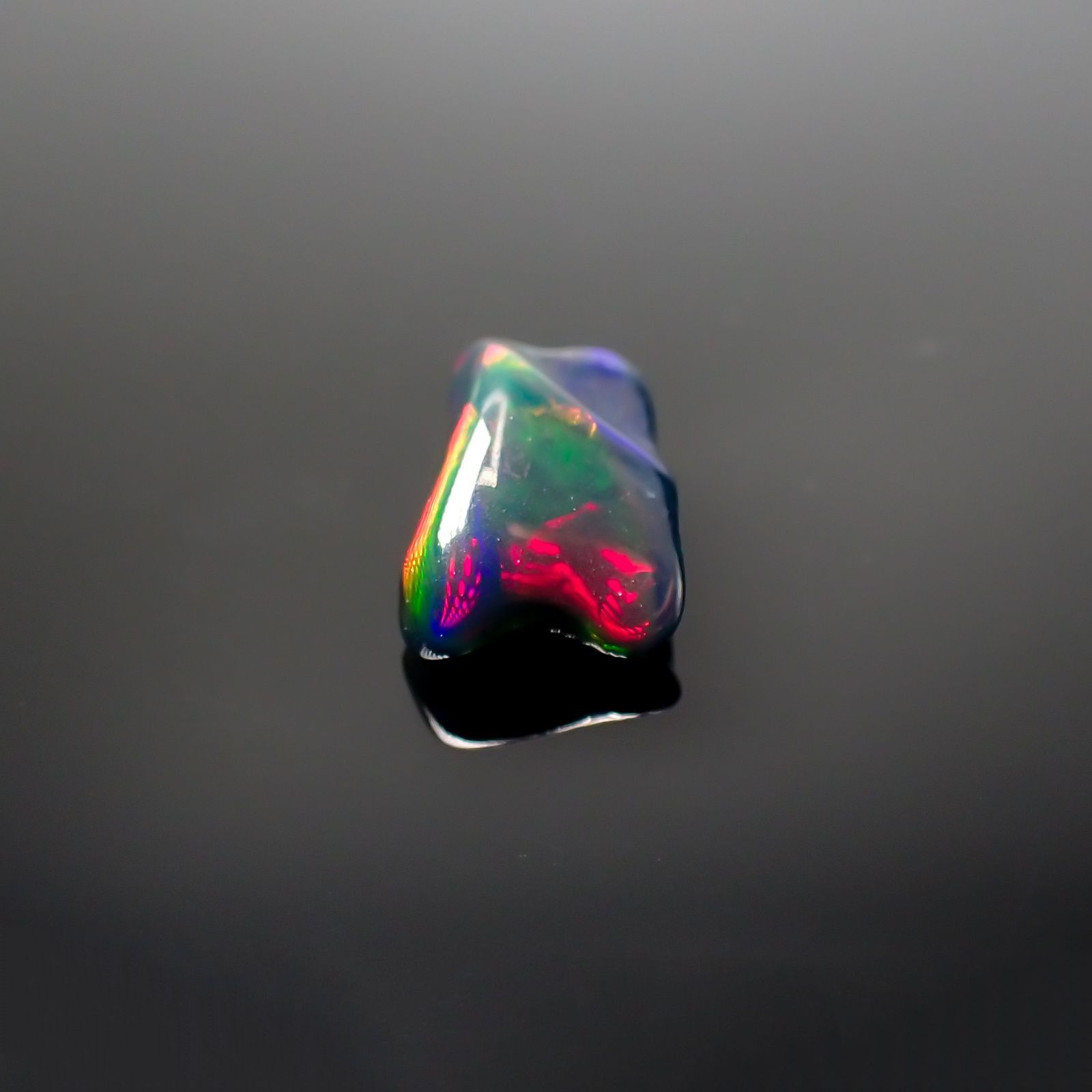 ◇バロック型◇ブラックオパール(宝石名オパール/加熱処理) エチオピア産 識別済 1.26ct / 10x6.5mm前後 [211013511]